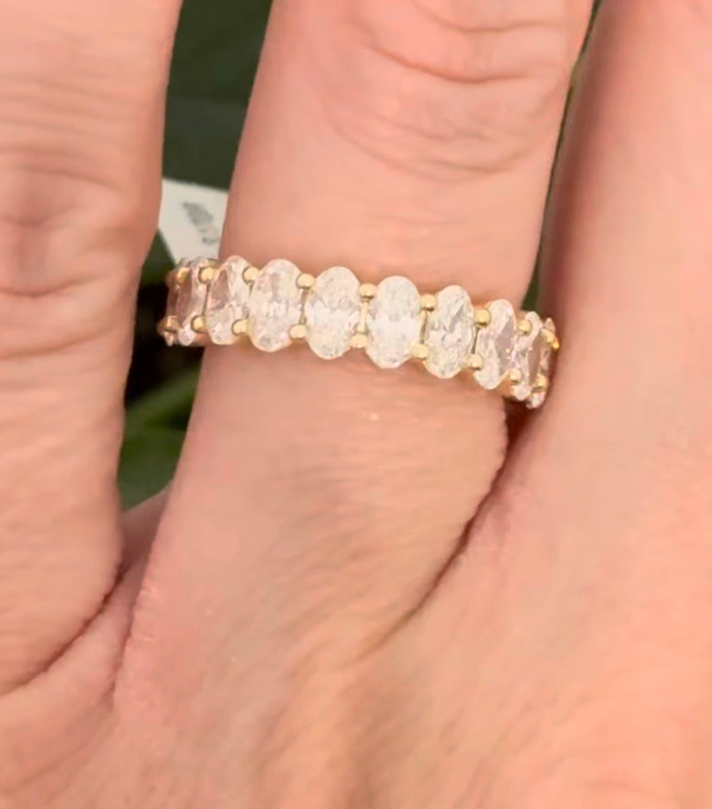 Yellow gold oval lab diamond band