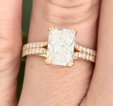Yellow gold radiant and round lab diamond ring