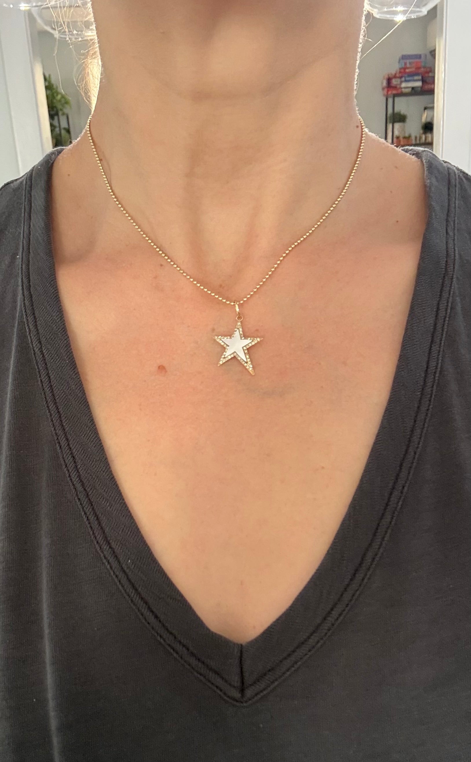 Yellow gold natural diamond star pendant