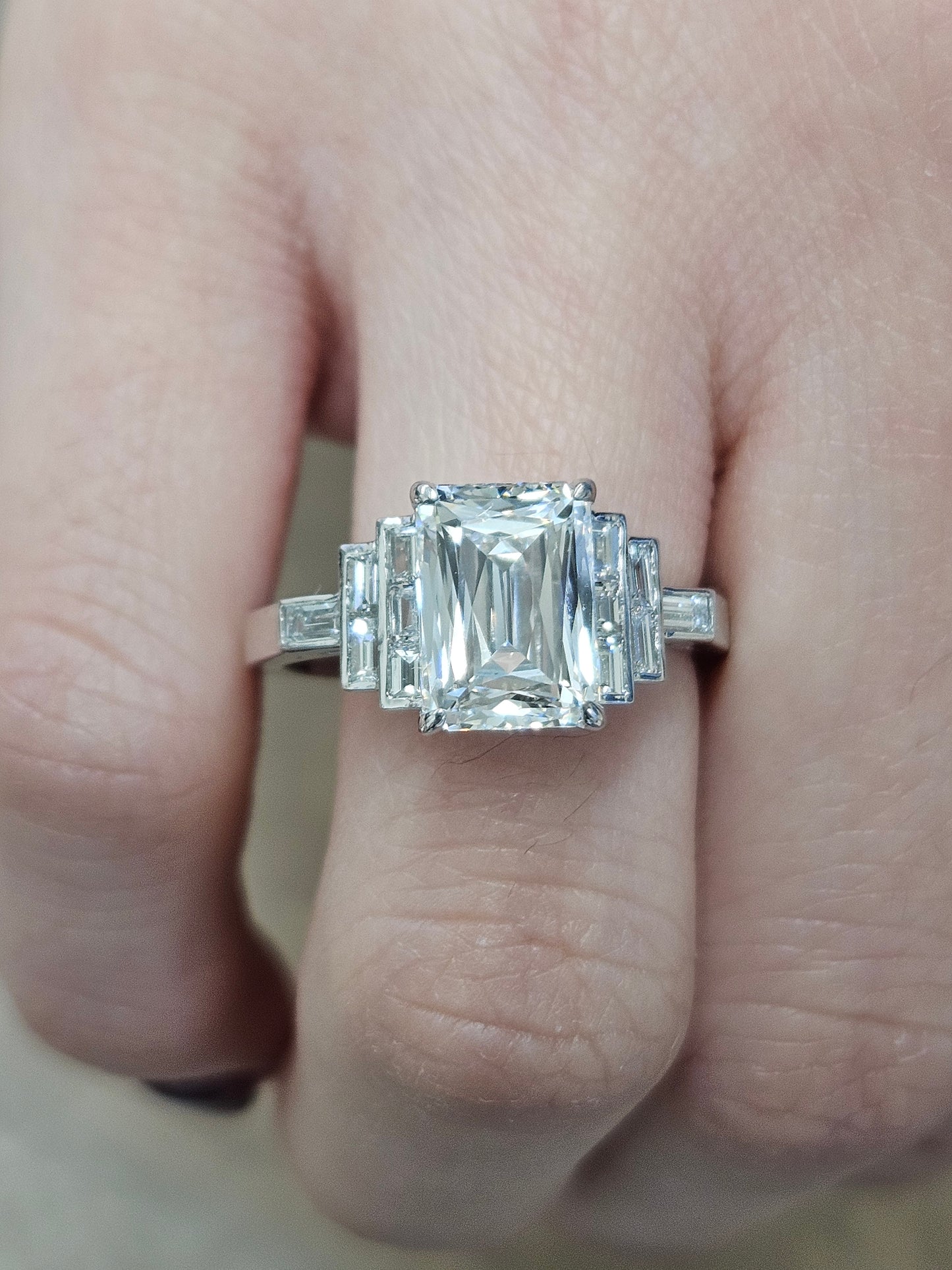 IGI 3.26 ct FVS1 Lab Scissor /Special Radiant Cut Platinum + natural side diamonds