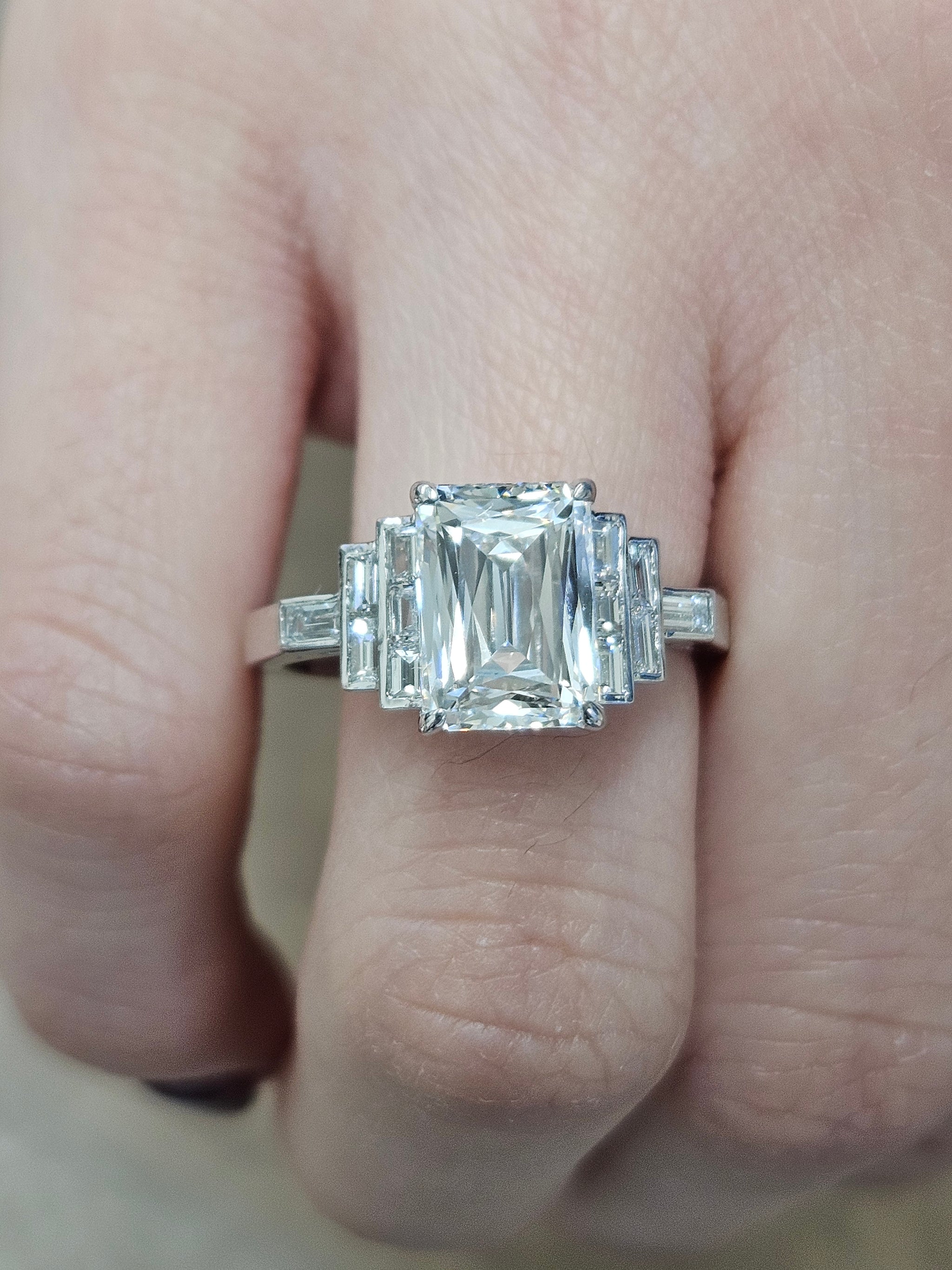 IGI 3.26 ct FVS1 Lab Scissor /Special Radiant Cut Platinum + natural side diamonds