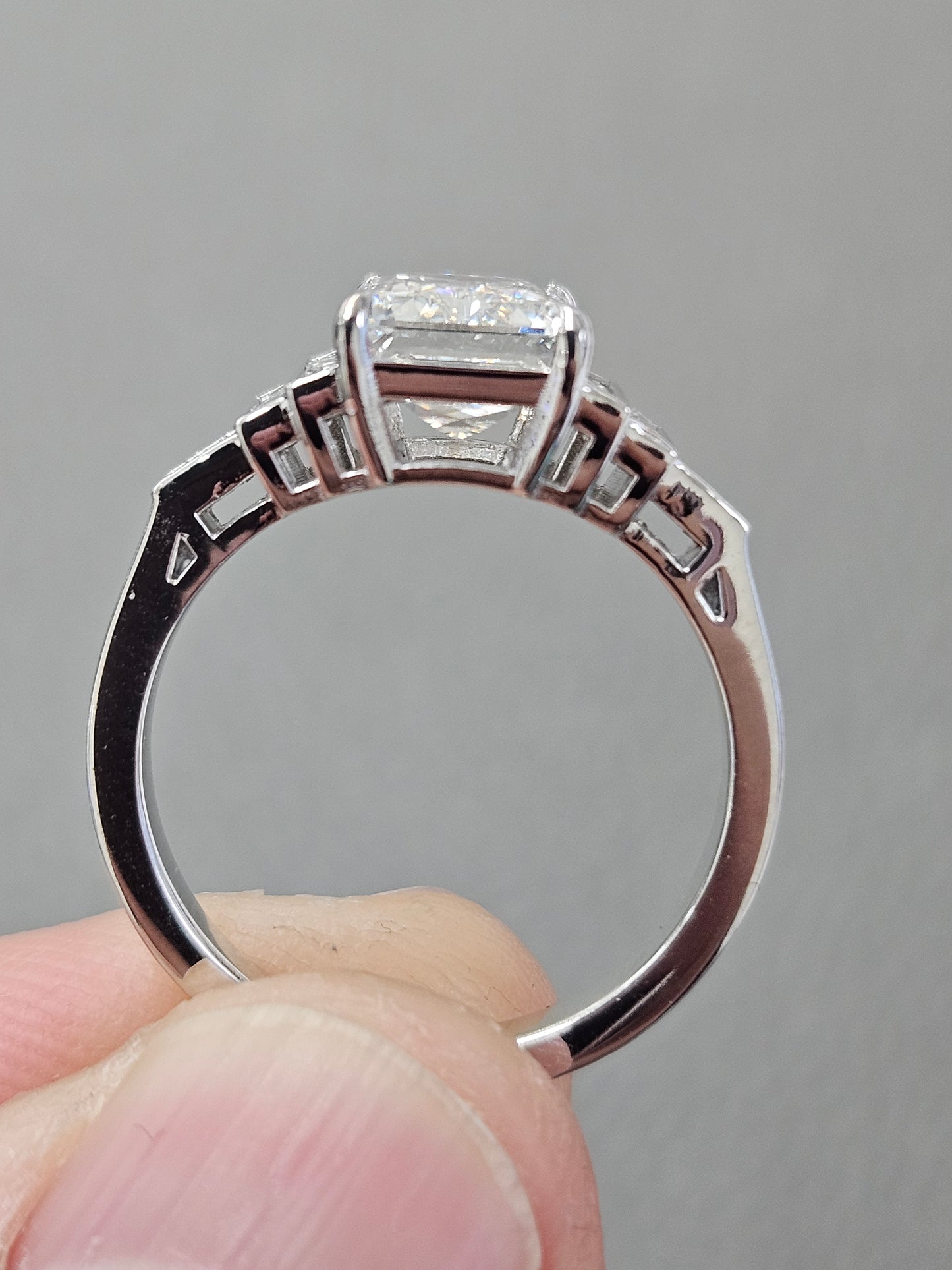 IGI 3.26 ct FVS1 Lab Scissor /Special Radiant Cut Platinum + natural side diamonds