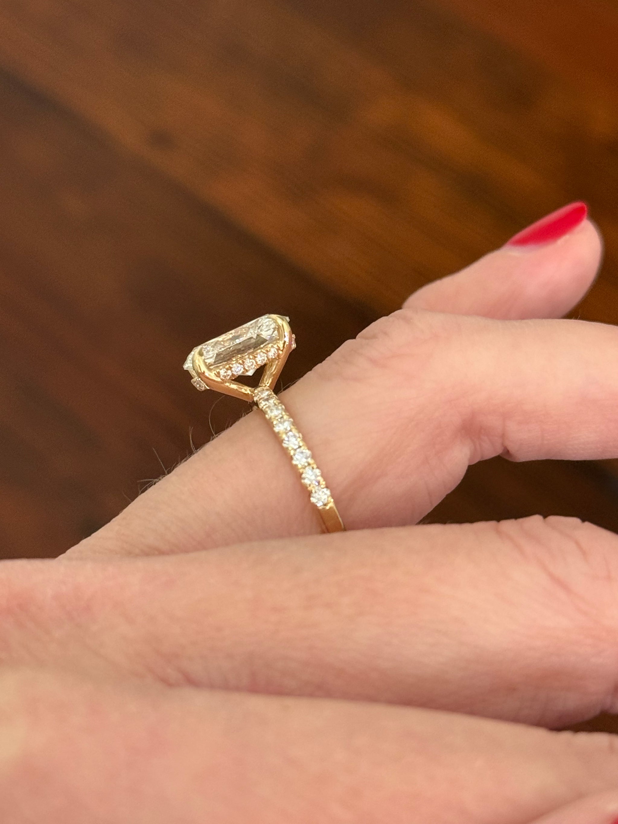 Yellow gold oval lab diamond ring. Center stone is IGI certified and 3.02cts E VVS2