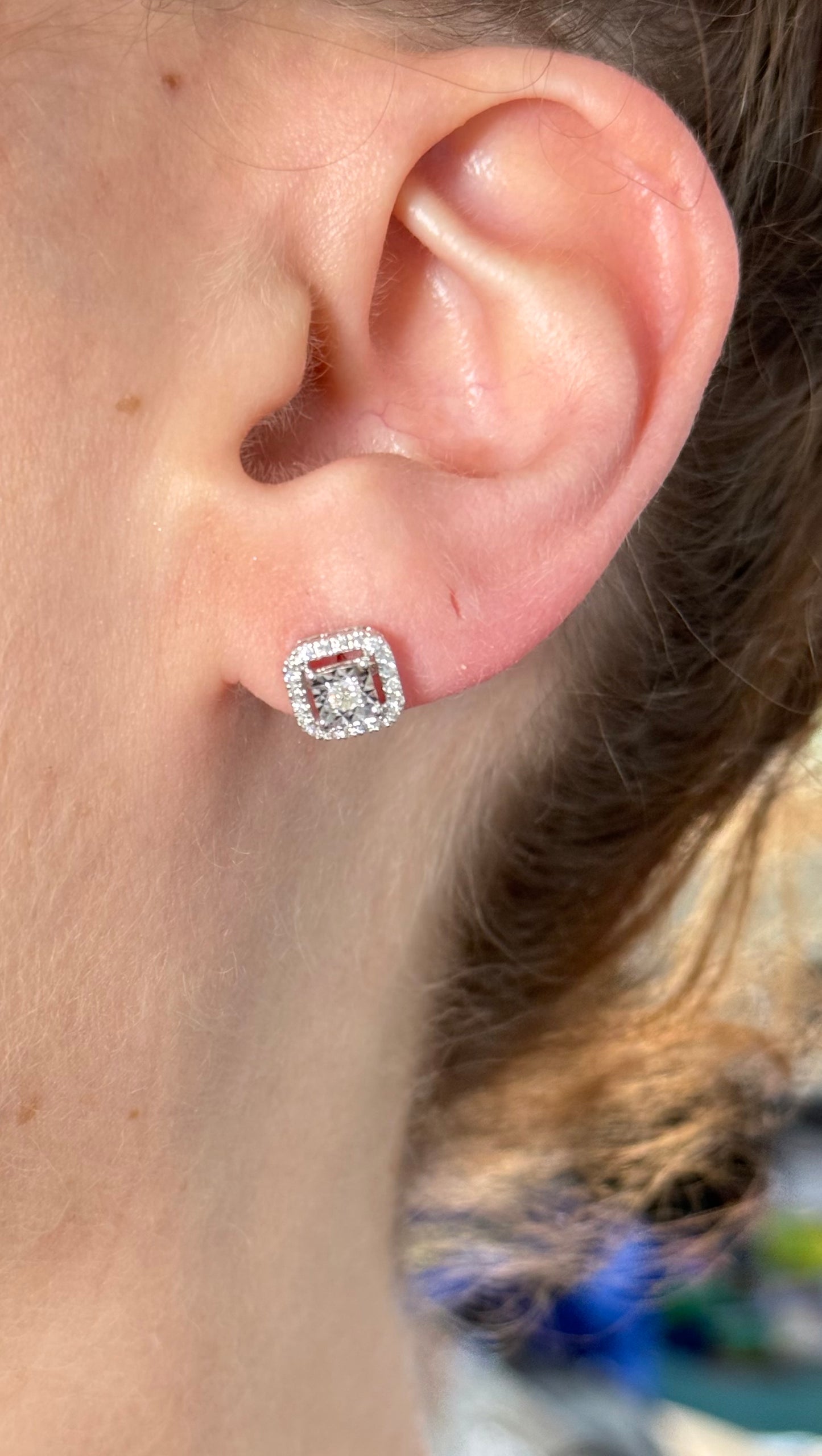 Diamond stud earrings available in yellow and white gold