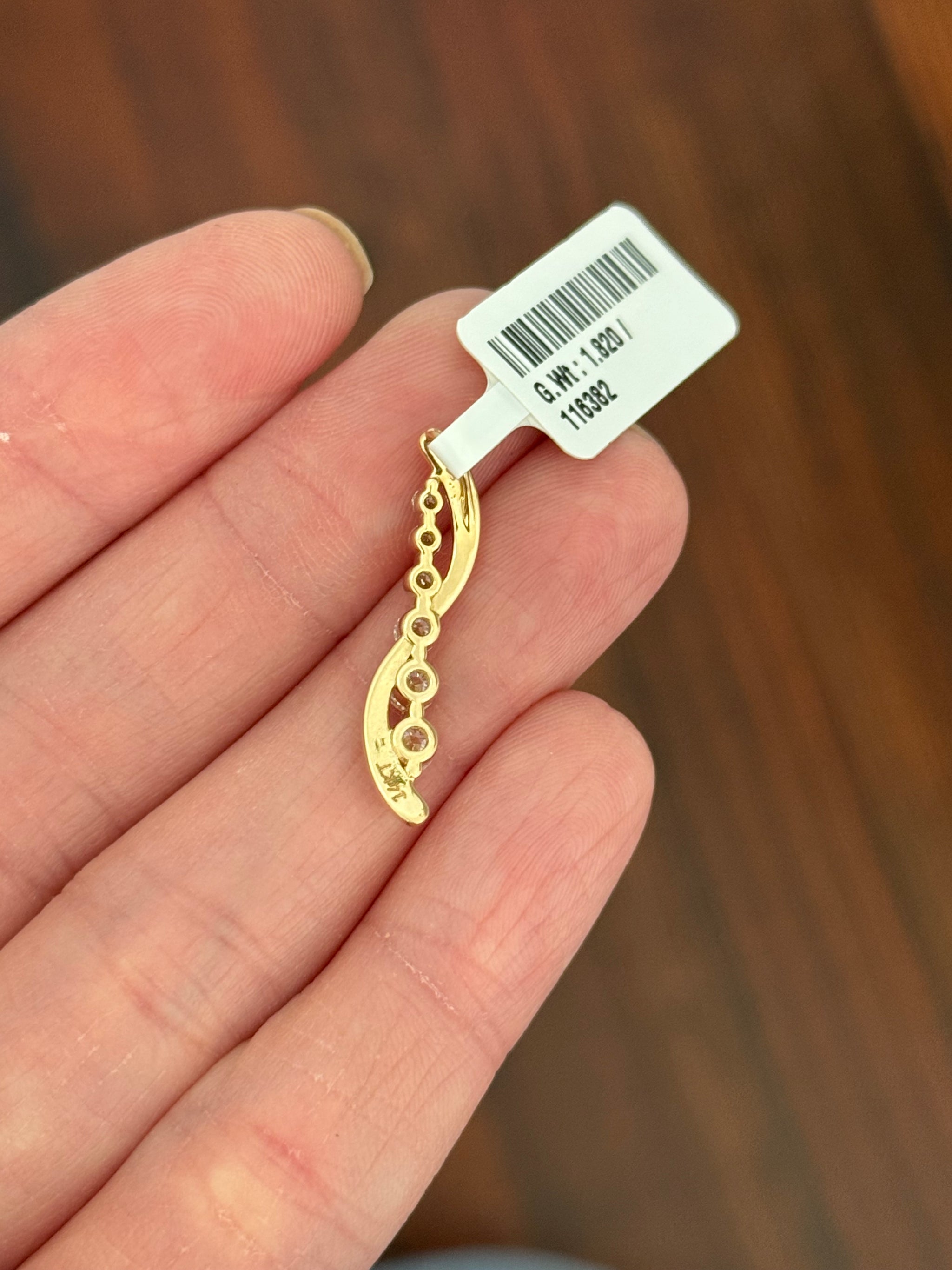 Yellow gold lab diamond pendant. Includes IDT Certificate