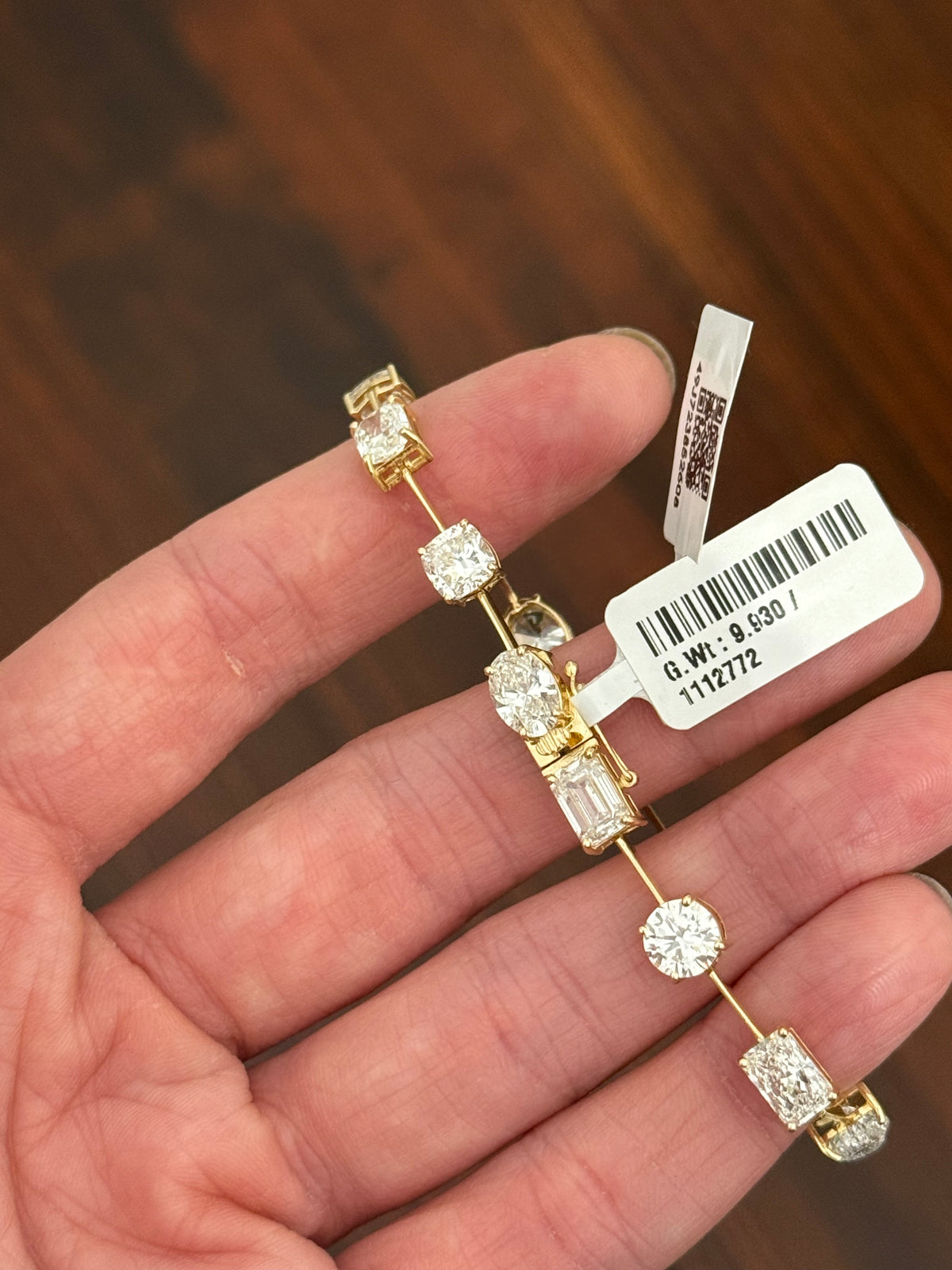 IGI certified Yellow gold mixed shape bracelet with 13.87cts of oval, round, radiant, heart shape, emerald and cushion cut lab diamonds