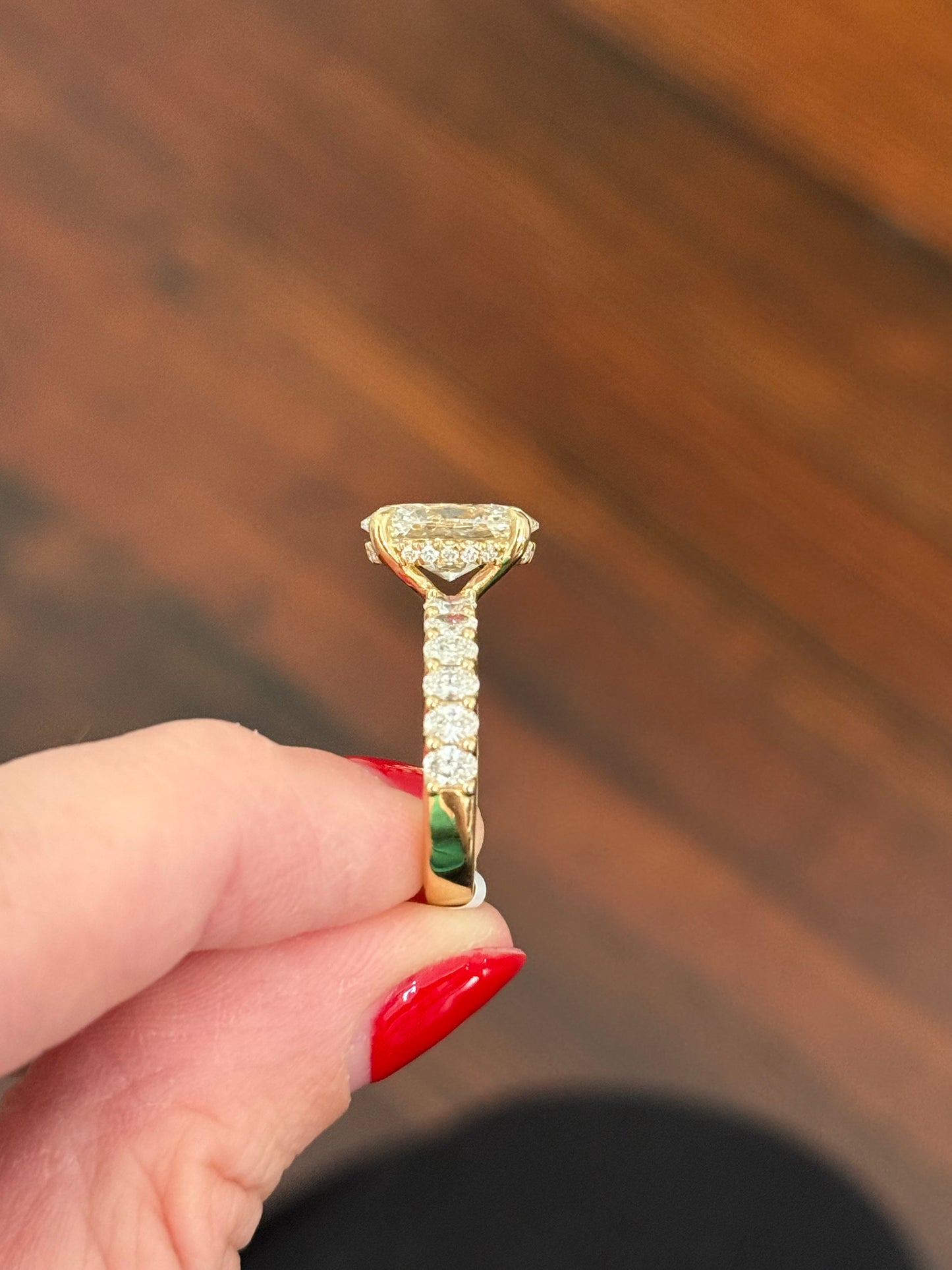 Yellow gold oval lab diamond ring. Center stone is IGI certified and 3.06cts E VVS2