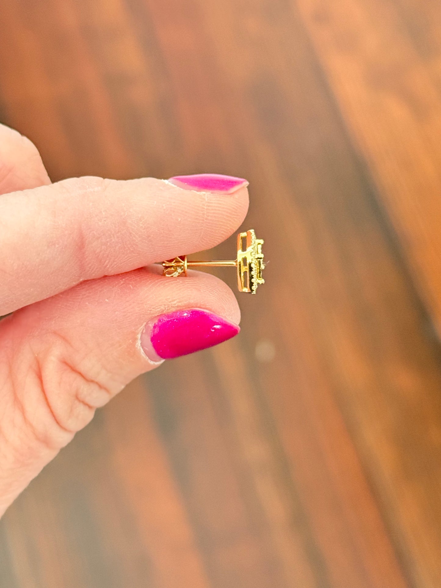 Diamond stud earrings available in yellow and white gold