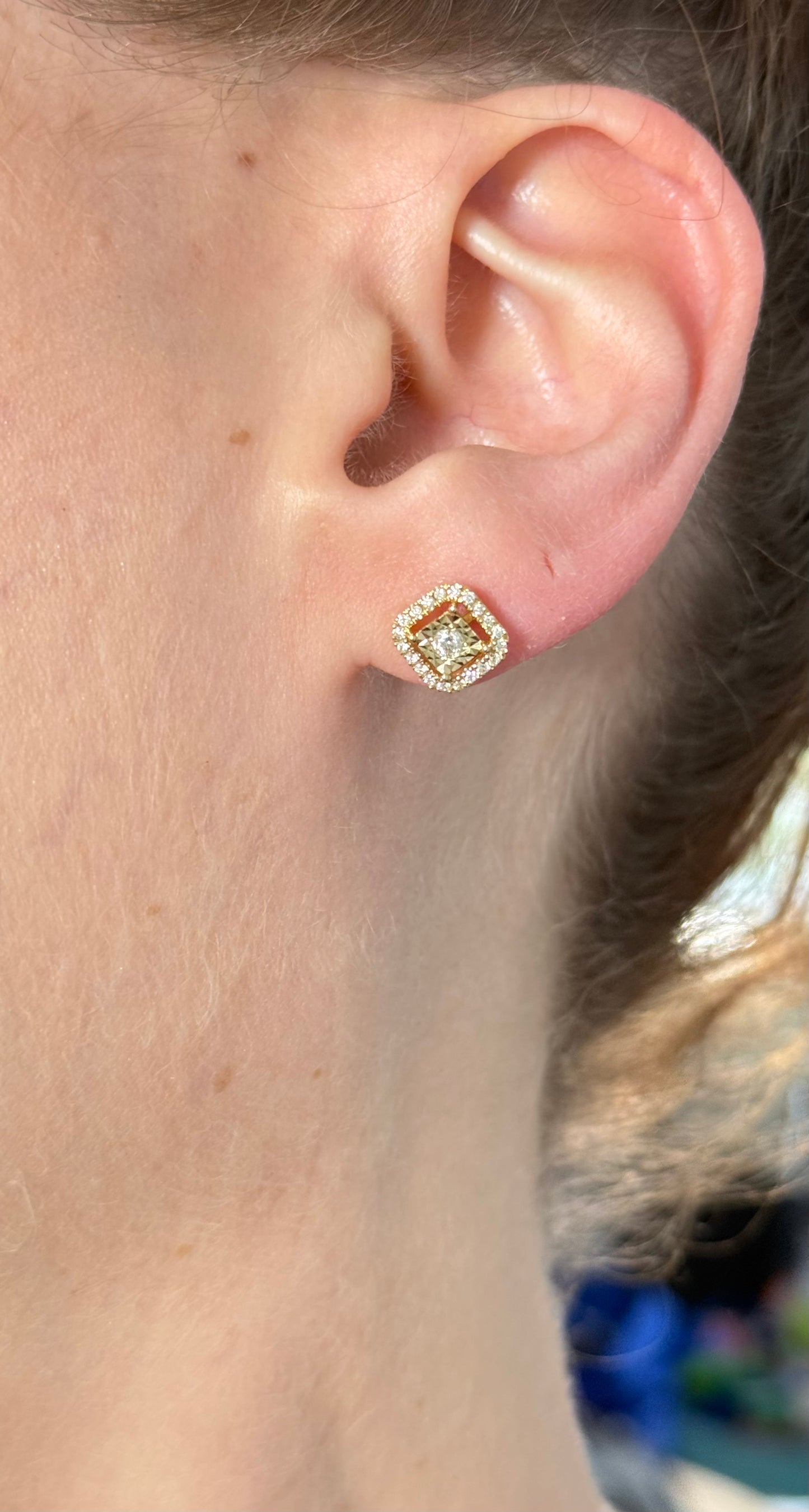 Diamond stud earrings available in yellow and white gold