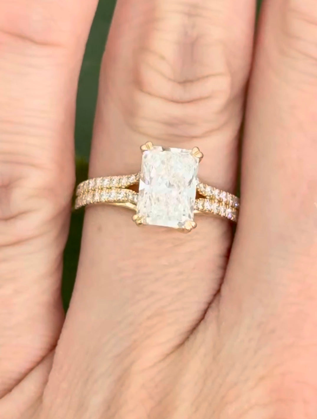 Yellow gold radiant and round lab diamond ring