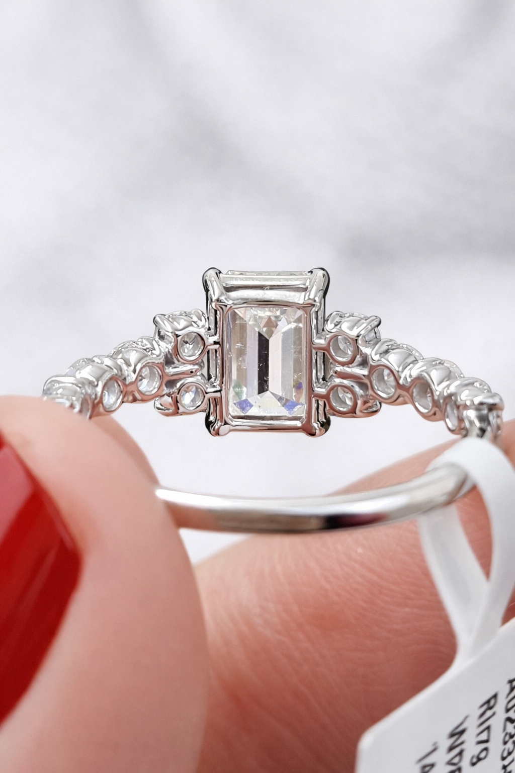 4.48CTTW EMERALD & ROUND LAB DIAMOND RING