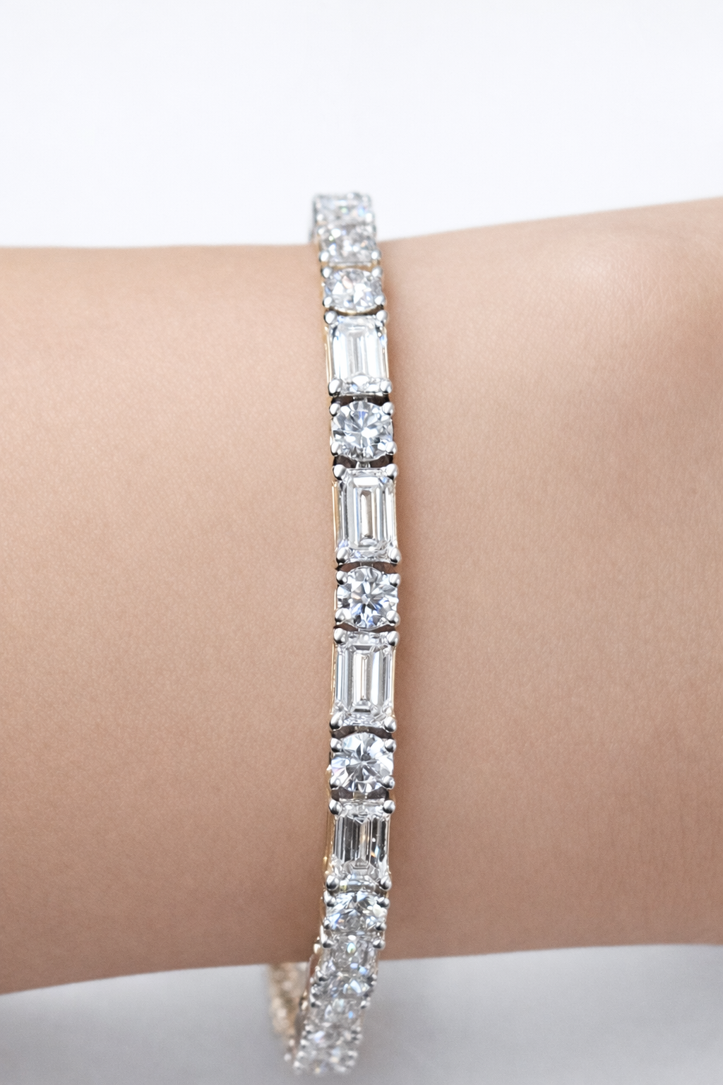 9.057CTTW EMERALD & ROUND 7" LAB DIAMONDS TENNIS BRACELET