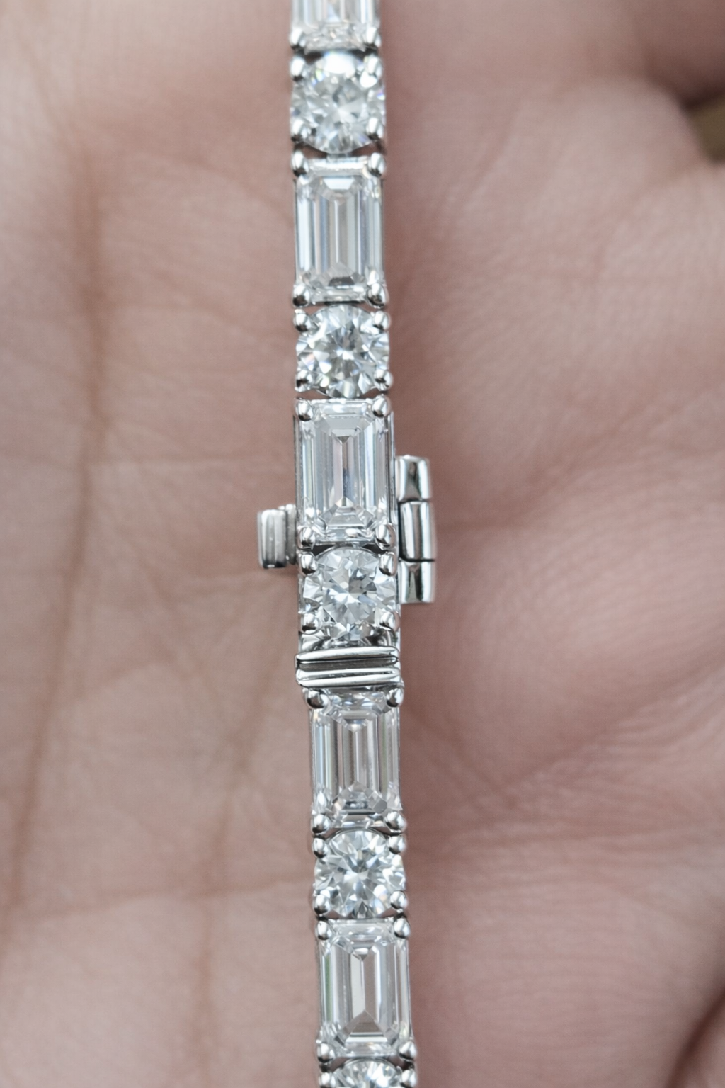 10.02CTTW EMERALD & ROUND 7" LAB DIAMOND TENNIS BRACELET