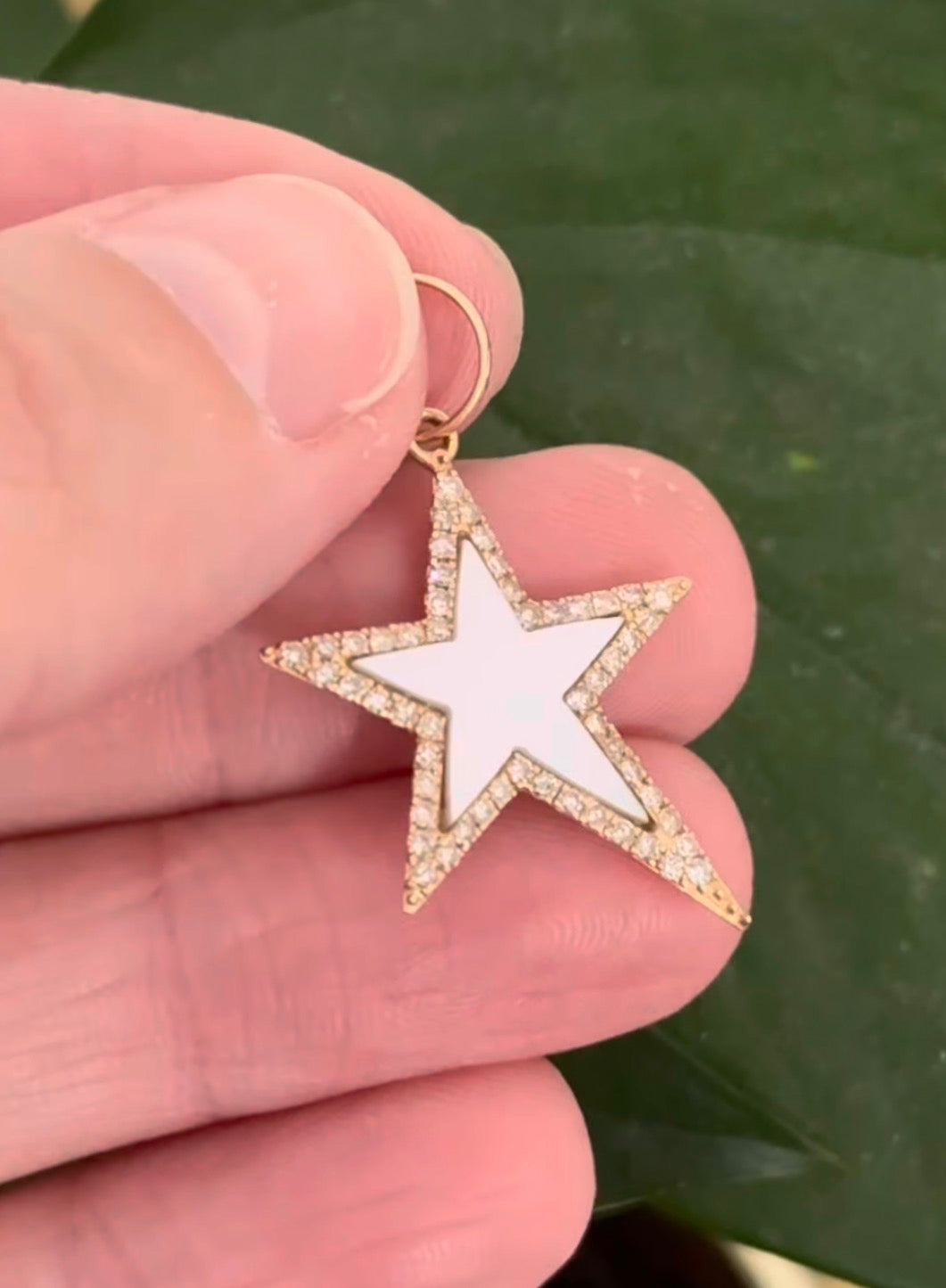 Yellow gold natural diamond star pendant