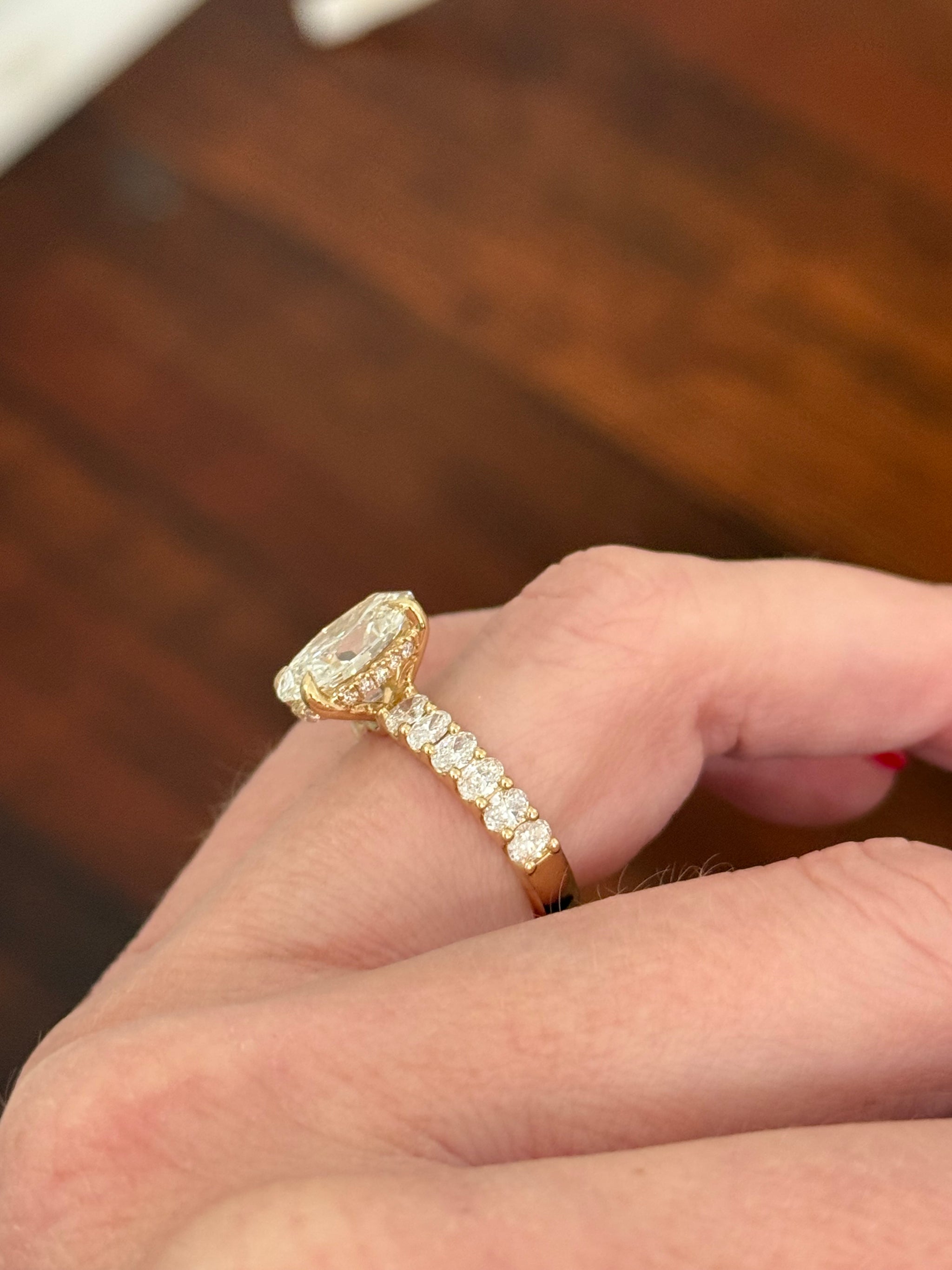Yellow gold oval lab diamond ring. Center stone is IGI certified and 3.06cts E VVS2