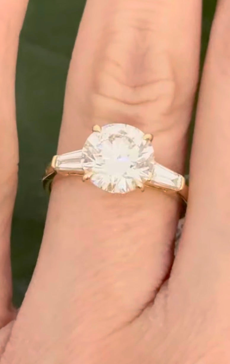 Yellow gold IGI certified 3.0ct round lab diamond and tapered baguette lab diamond ring. Round measures 9.18x5.71mm
