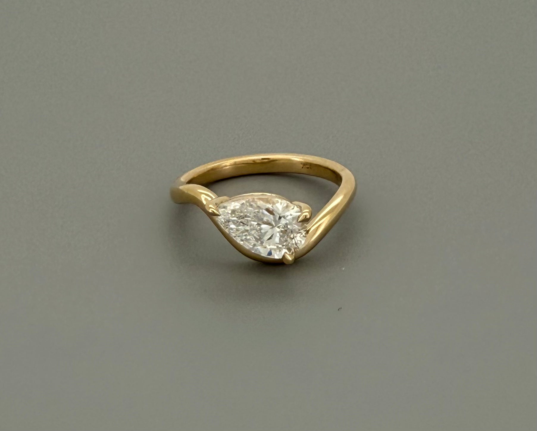 IGI-Certified 1 CT Pear Curve Lab-Grown Diamond Ring