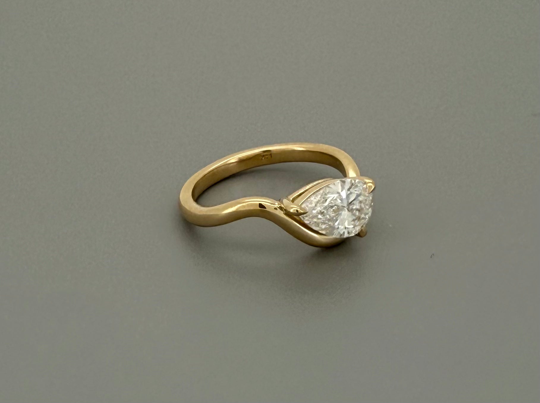 IGI-Certified 1 CT Pear Curve Lab-Grown Diamond Ring