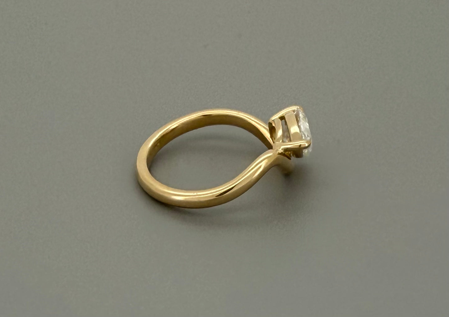 IGI-Certified 1 CT Pear Curve Lab-Grown Diamond Ring