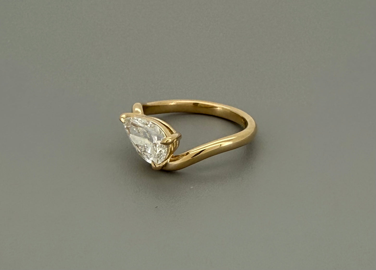 IGI-Certified 1 CT Pear Curve Lab-Grown Diamond Ring