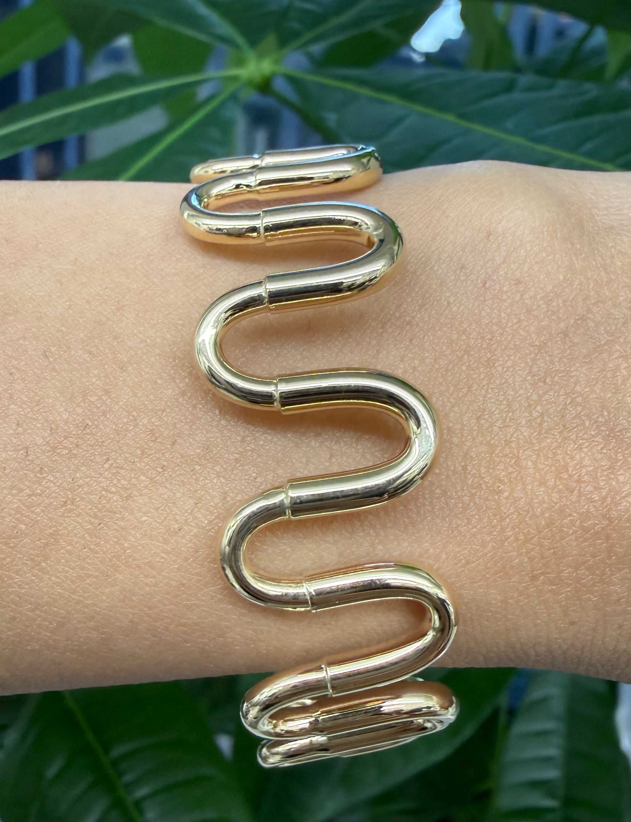 14KT Yellow Gold wavy Bangle Bracelet