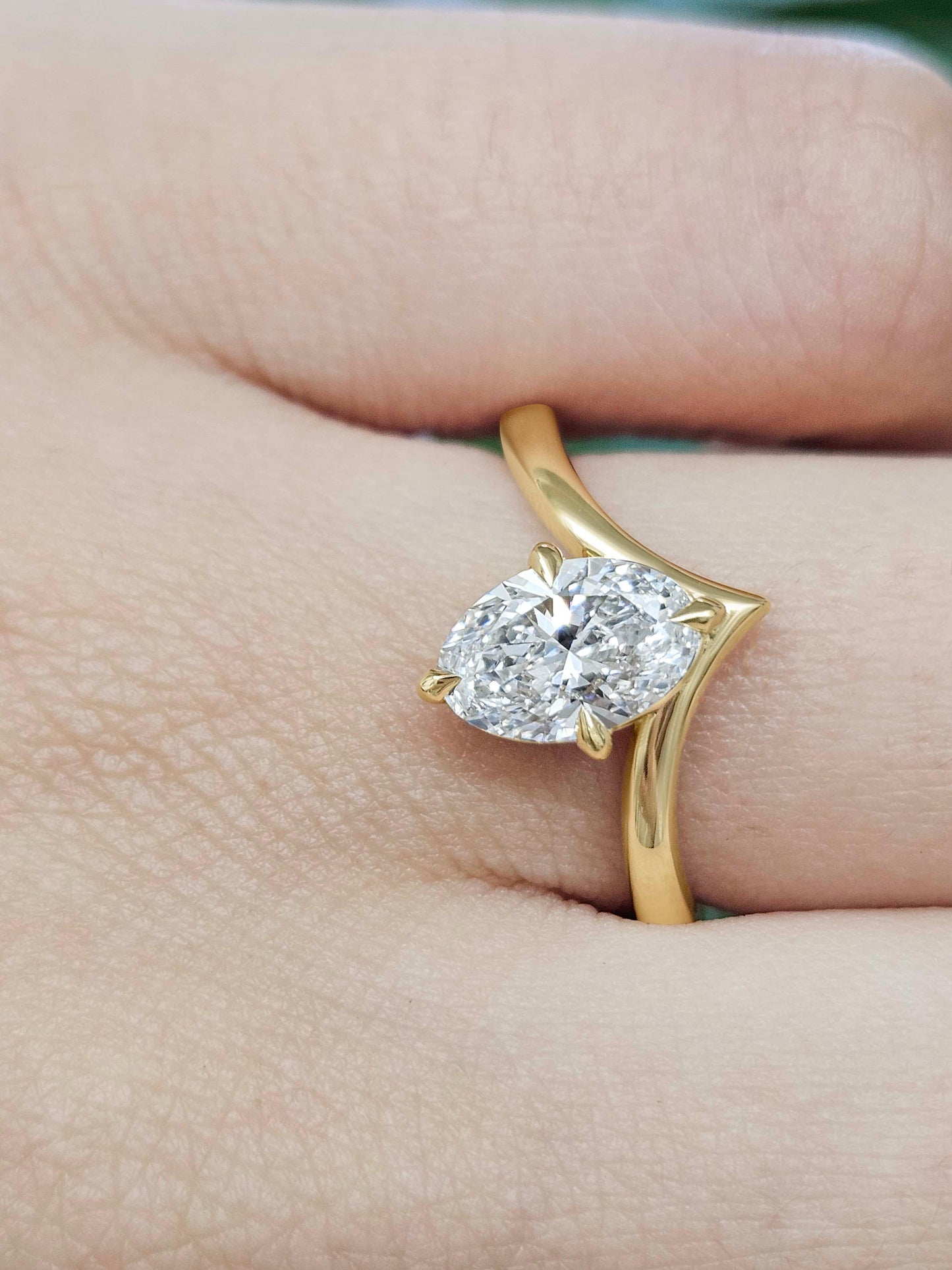 IGI Certified 1 ct Oval Lab Diamond V-shaped Ring