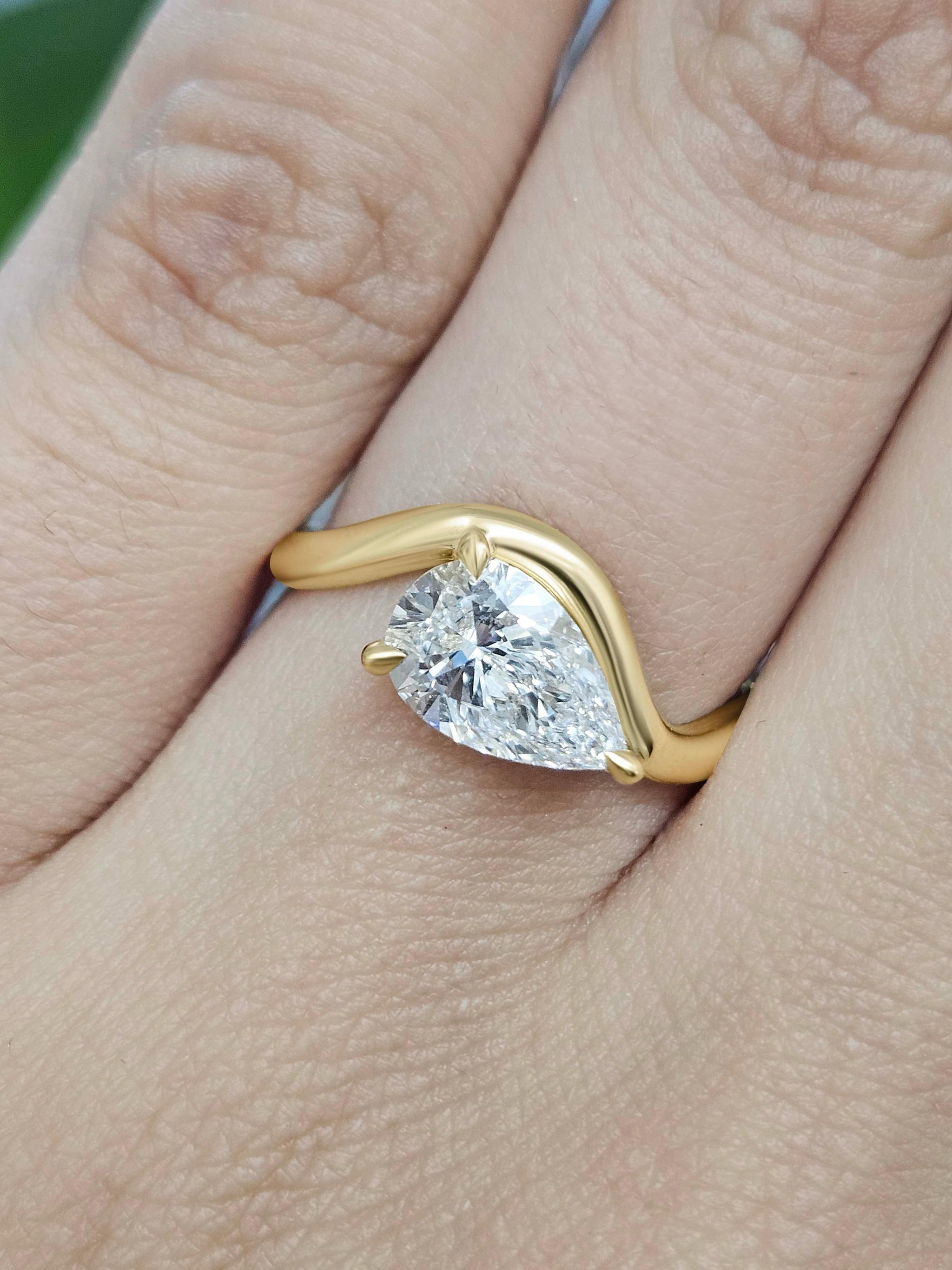 IGI-Certified 1 CT Pear Curve Lab-Grown Diamond Ring