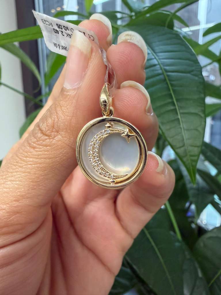 14KT Yellow Gold White Mother of Pearl Pendant
