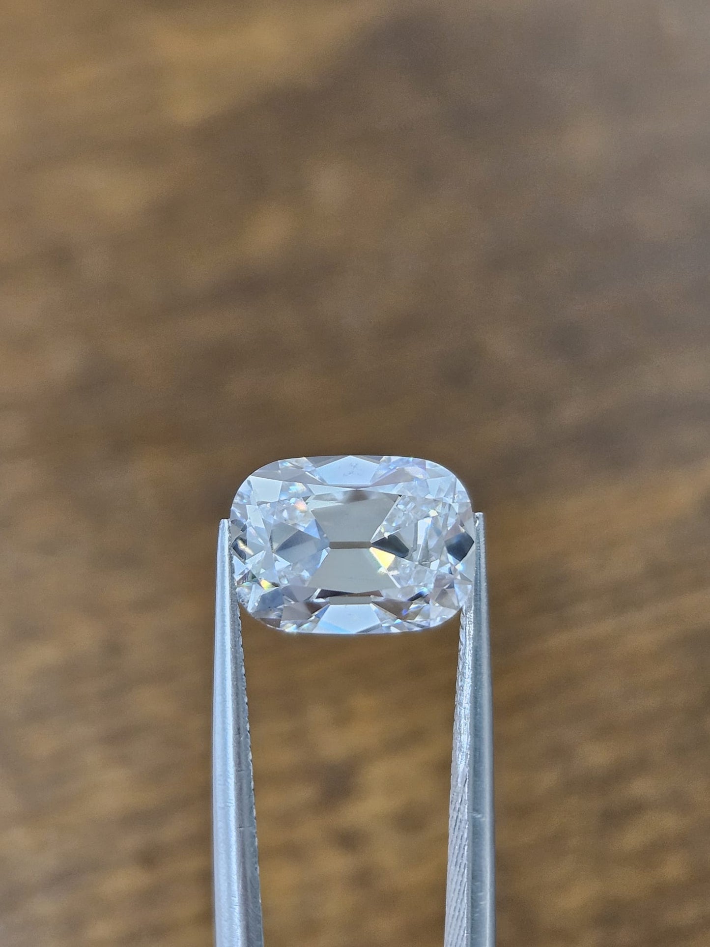IGI 2.74CT OEC. LONG CUSHION E VS1
