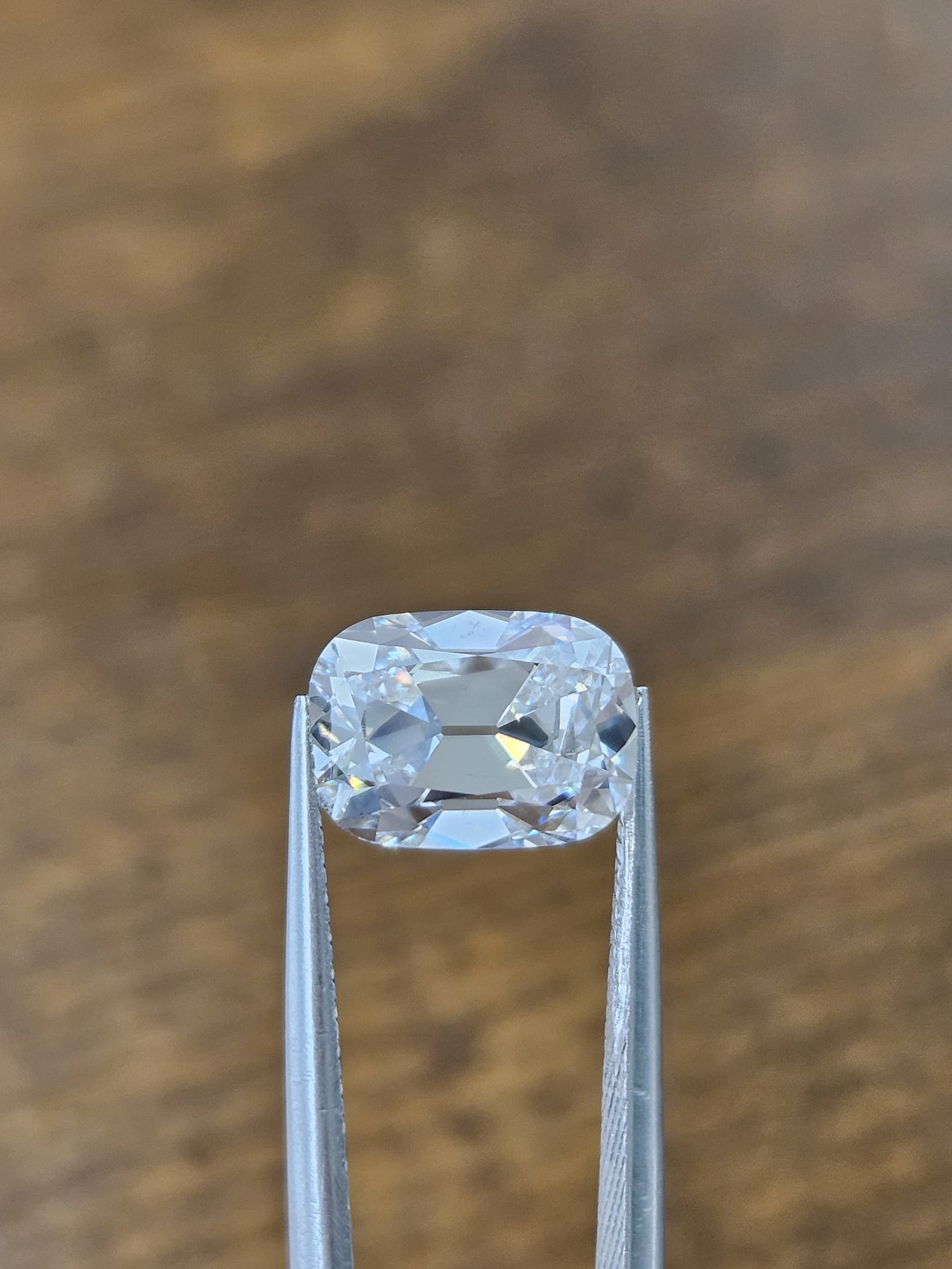 IGI 2.74CT OEC. LONG CUSHION E VS1