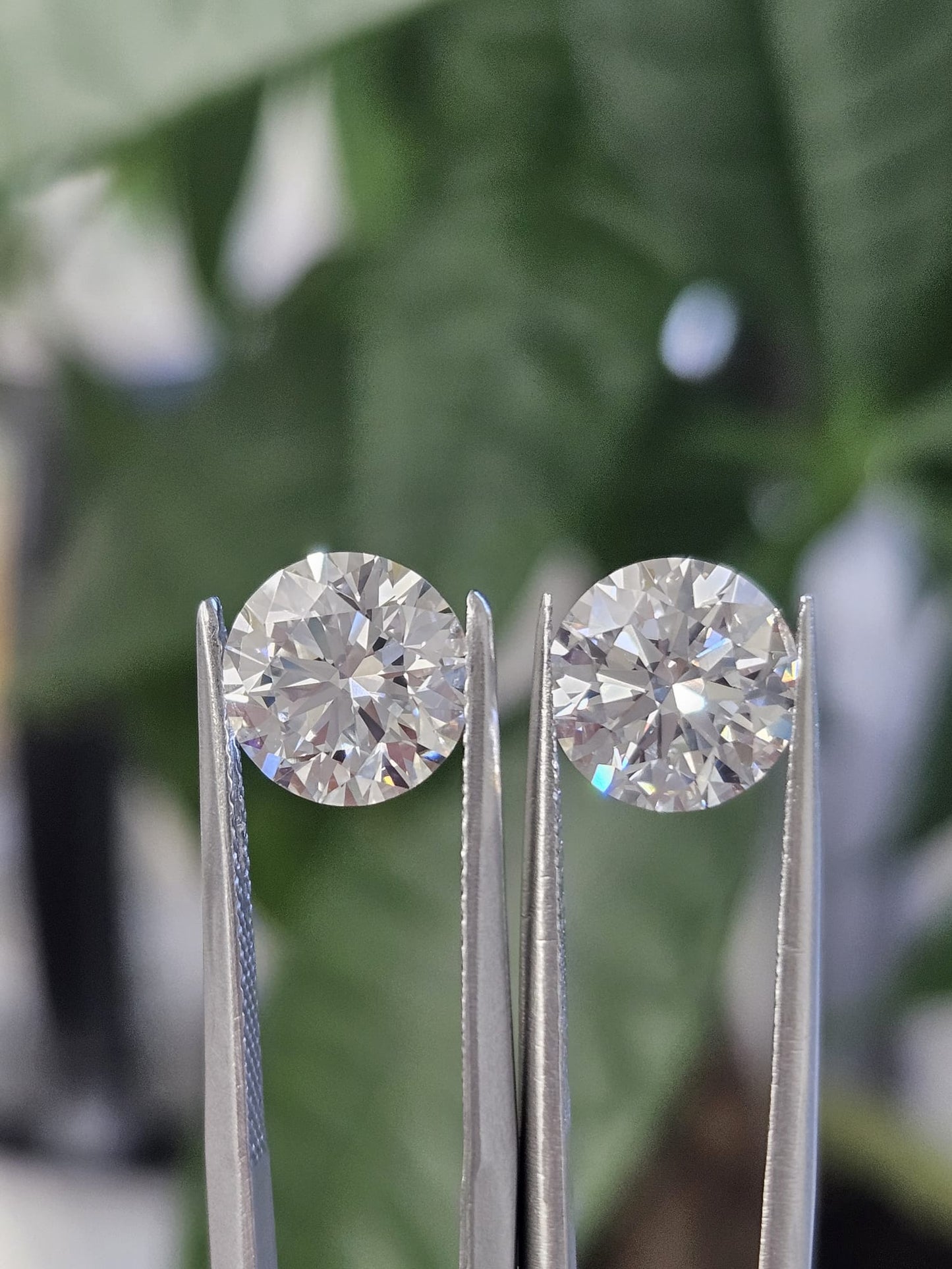 IGI 2.56CT ROUND PAIR D VS1