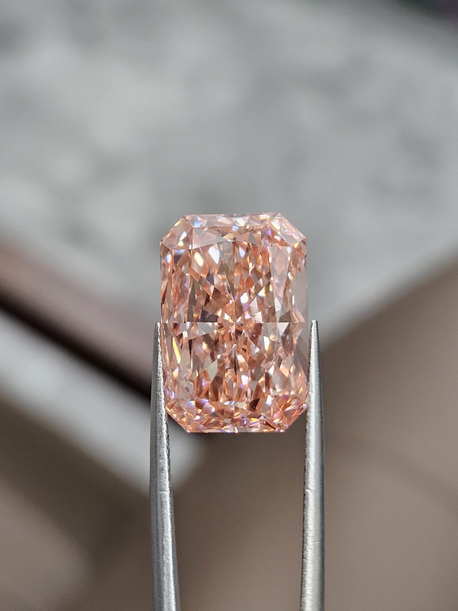 IGI 11.16CT RADIANT FANCY VIVID PINK VVS2