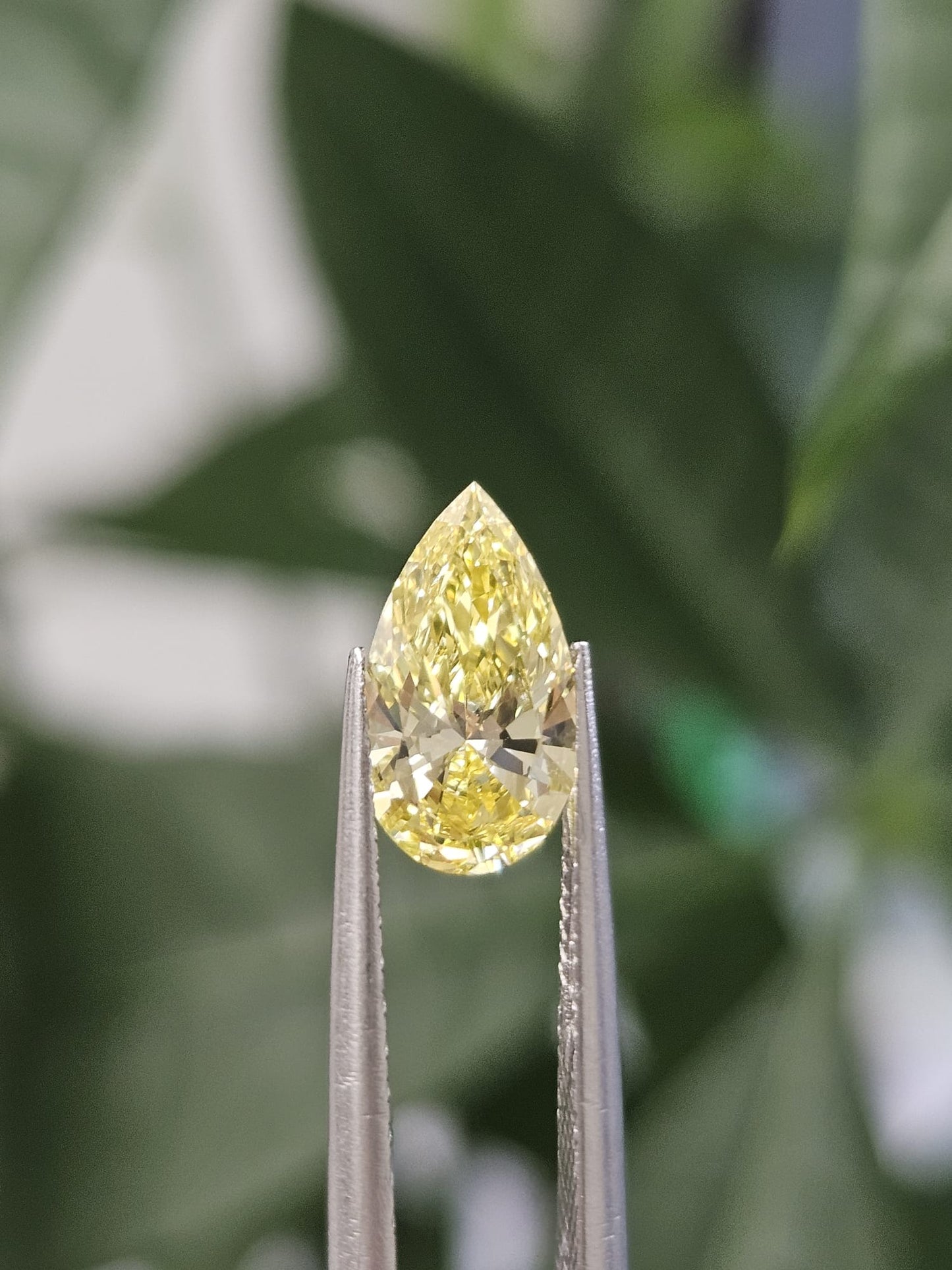 IGI 1.17CT PEAR FANCY VIVID YELLOW VS2