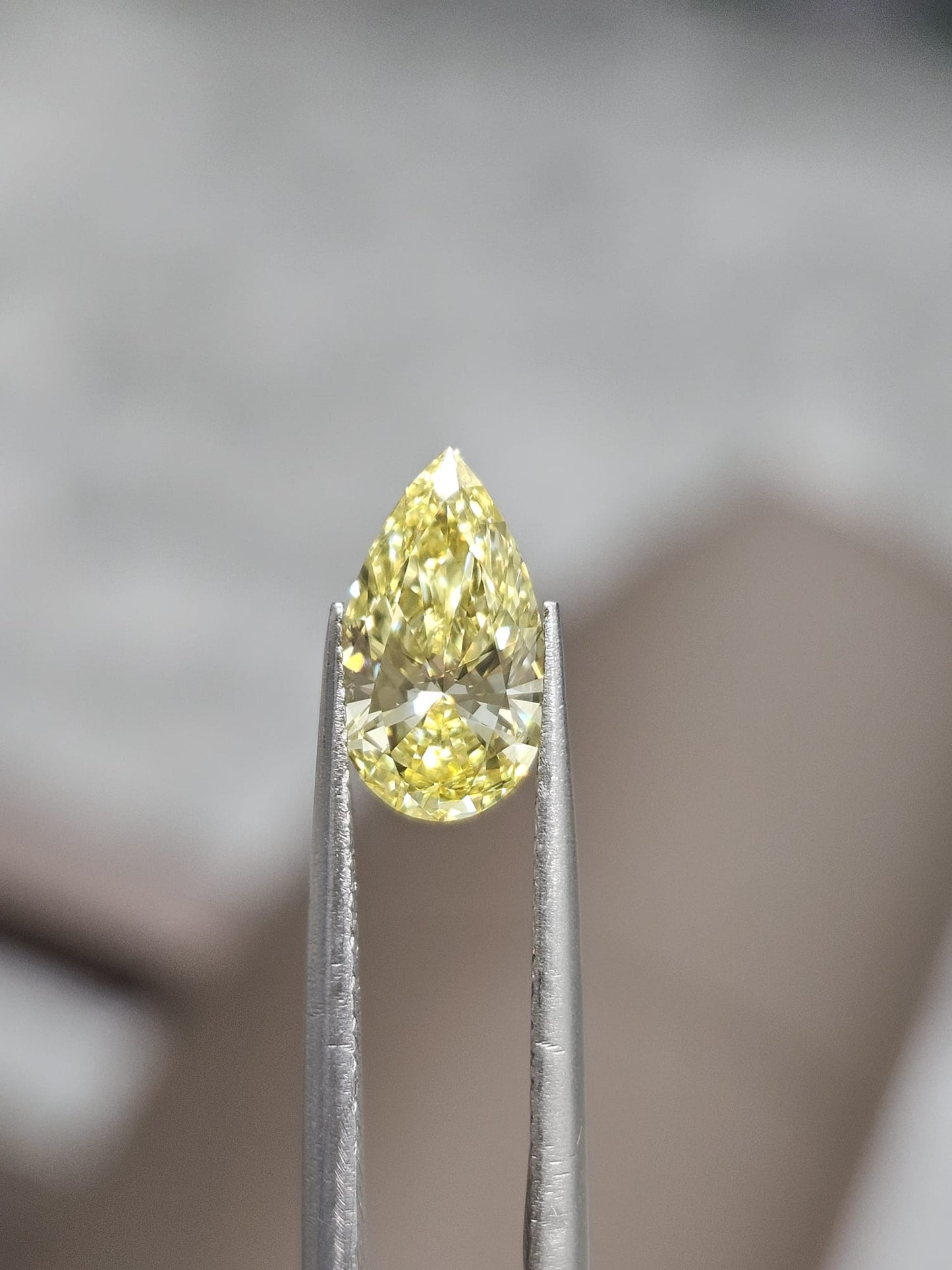 IGI 1.17CT PEAR FANCY VIVID YELLOW VS2