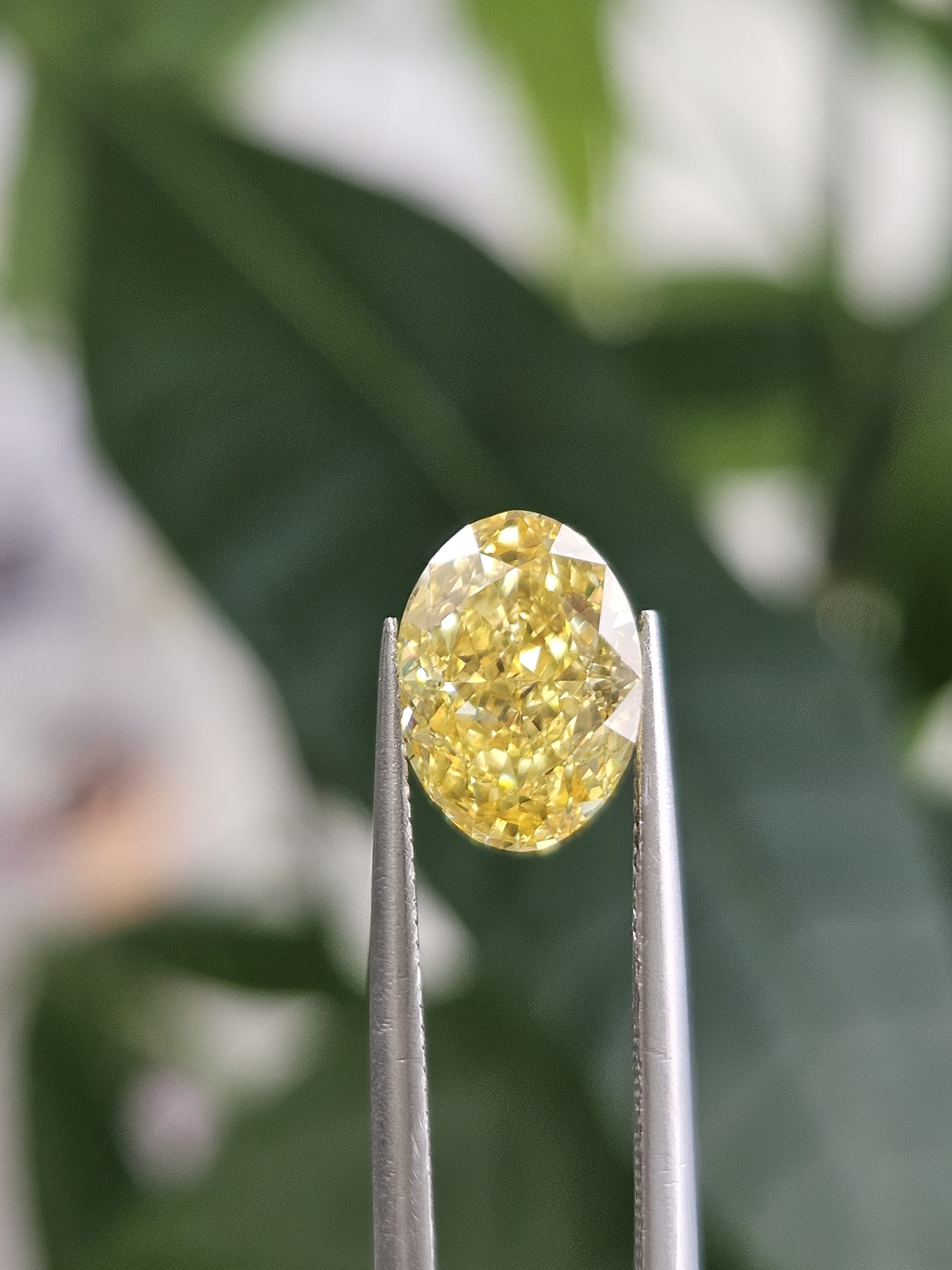 IGI 2.23CT OVAL FANCY VIVID YELLOW VS1