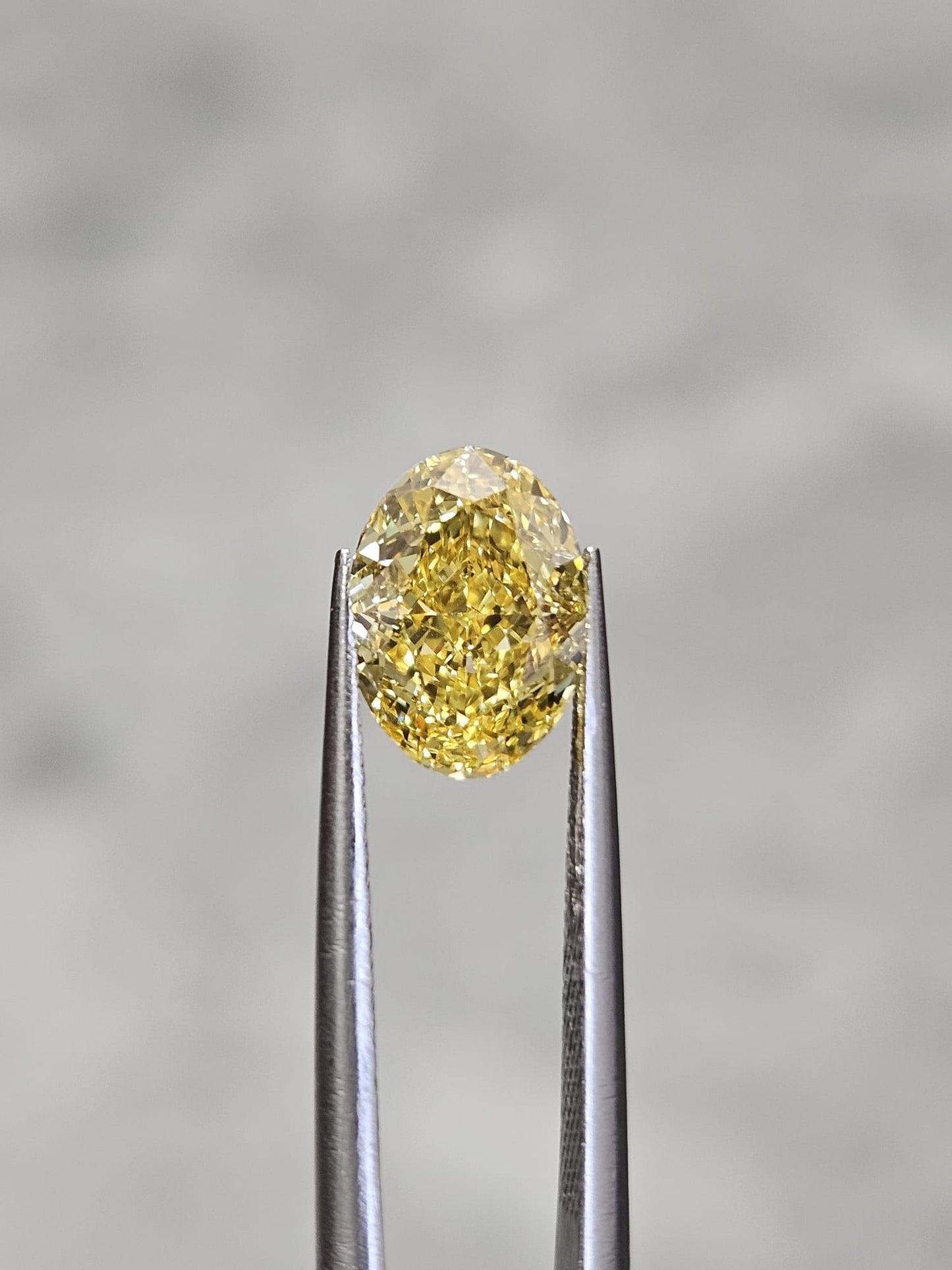 IGI 2.23CT OVAL FANCY VIVID YELLOW VS1