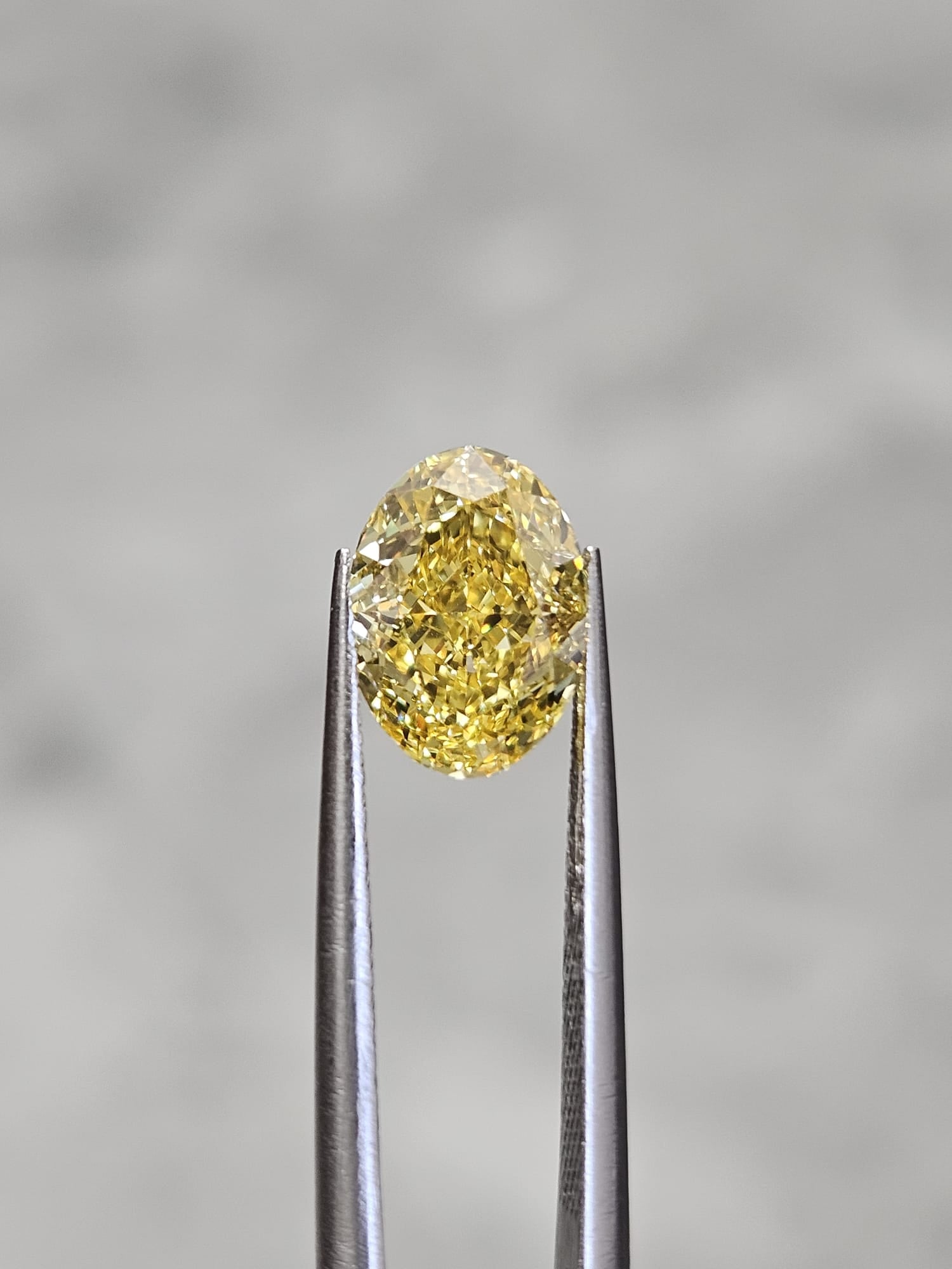 IGI 2.23CT OVAL FANCY VIVID YELLOW VS1