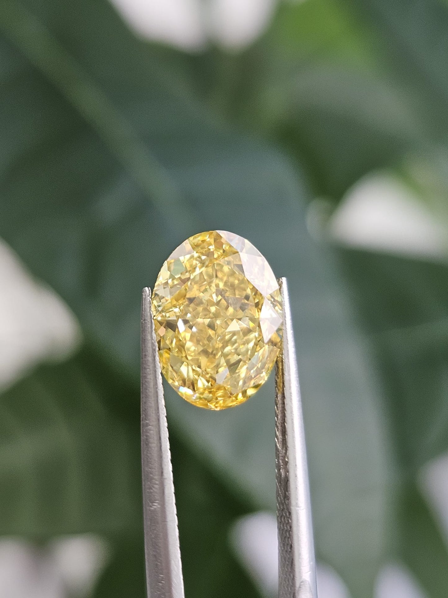 IGI 2.39CT OVAL FANCY VIVID YELLOW VS1