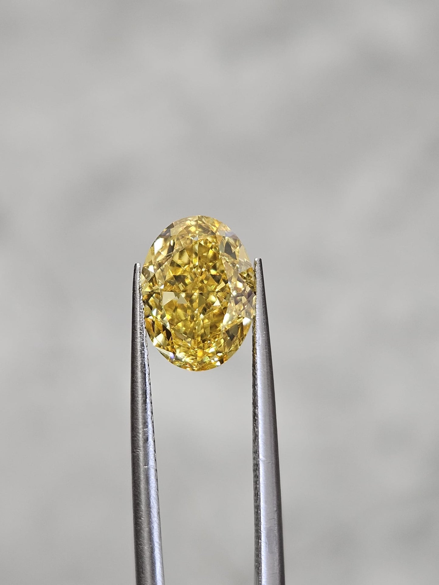IGI 2.39CT OVAL FANCY VIVID YELLOW VS1