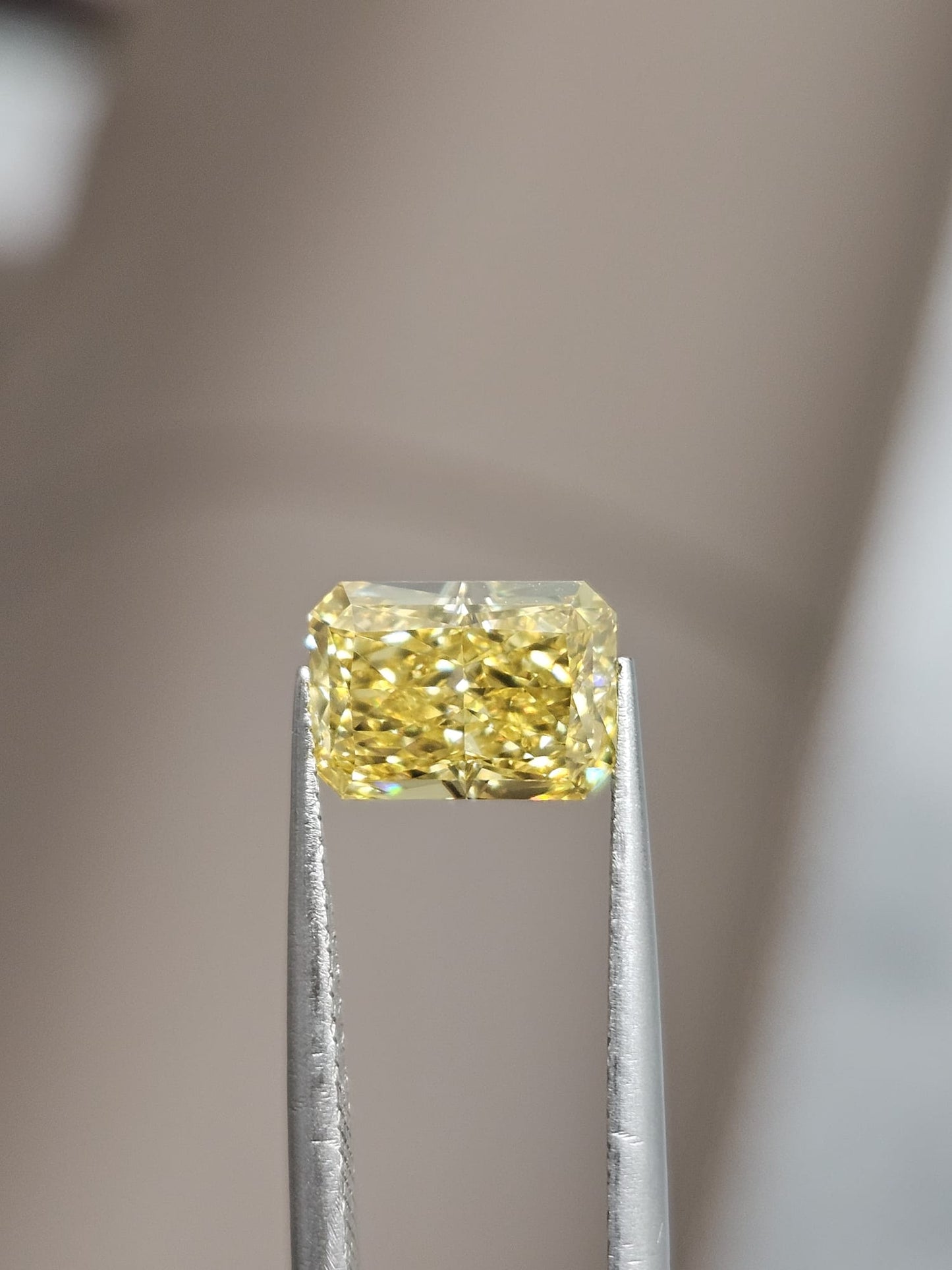 IGI 1.66CT RADIANT FANCY VIVID YELLOW VS1