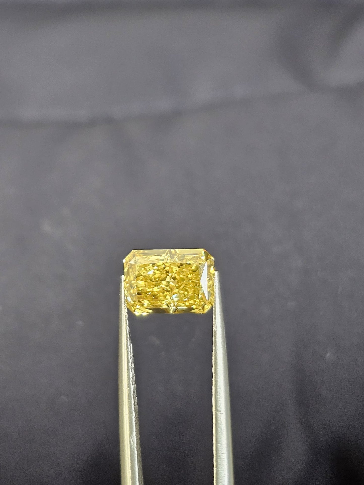 IGI 1.66CT RADIANT FANCY VIVID YELLOW VS1