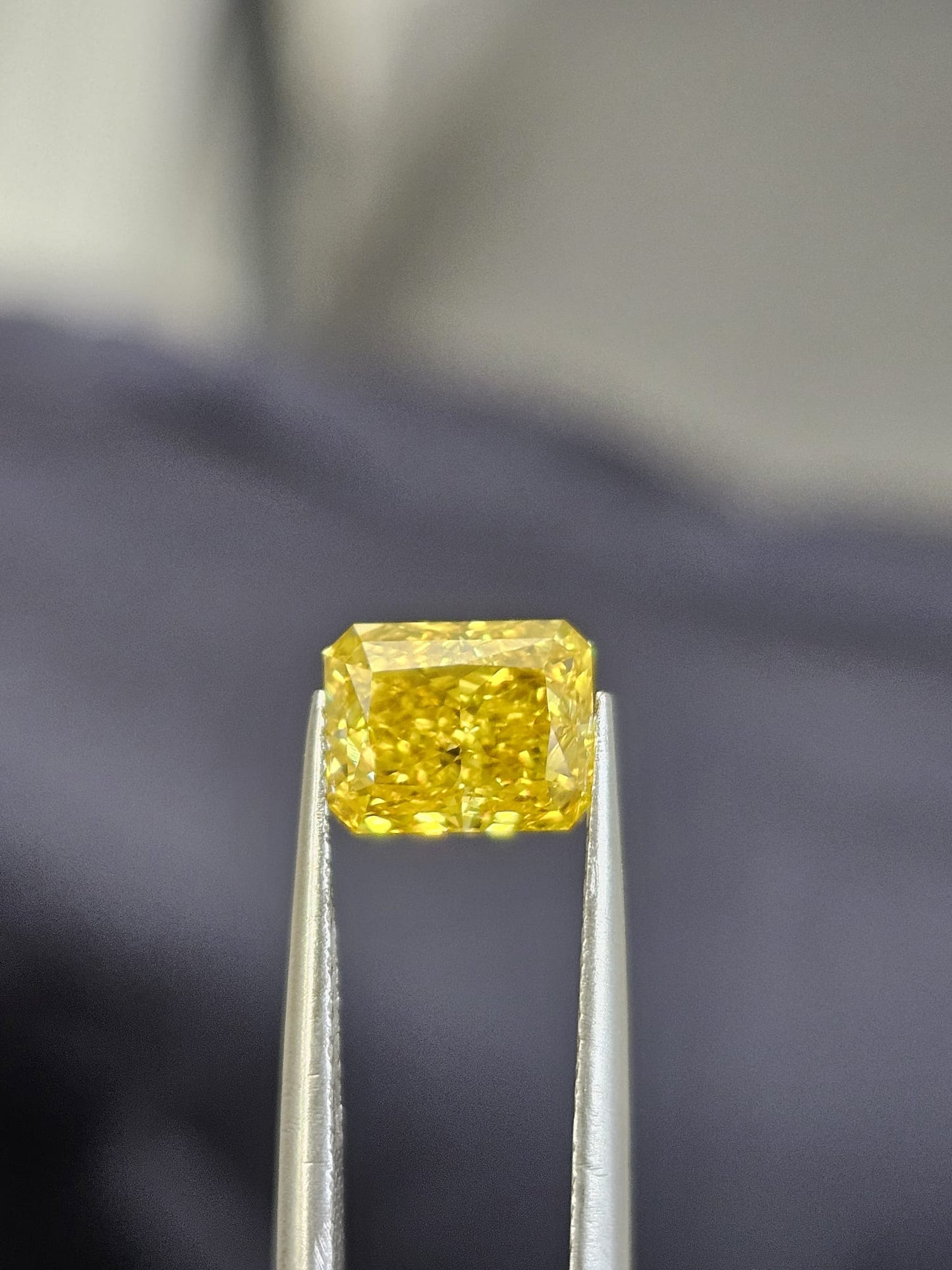 IGI 1.28CT RADIANT FANCY VIVID YELLOW VS1
