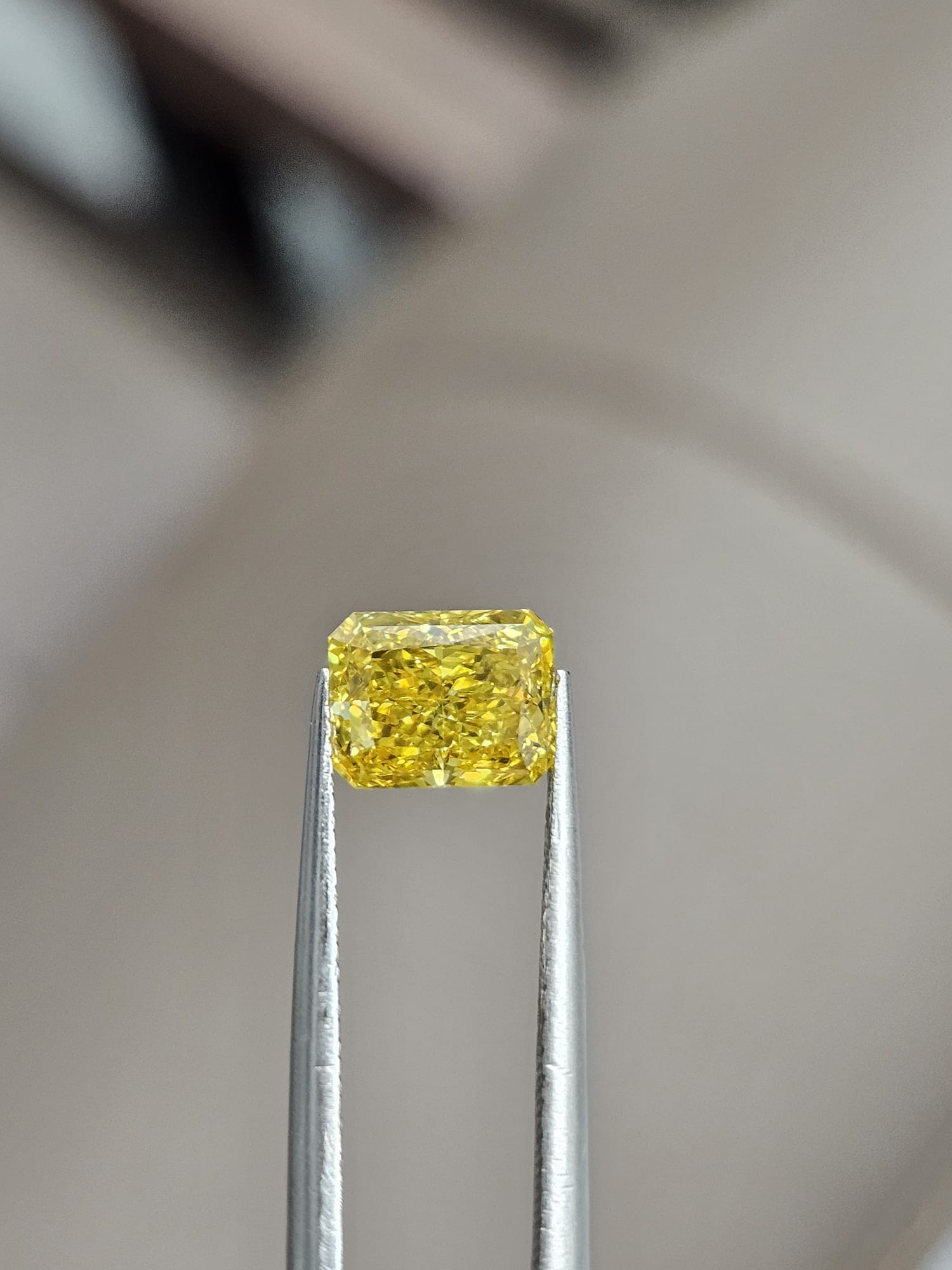 IGI 1.28CT RADIANT FANCY VIVID YELLOW VS1