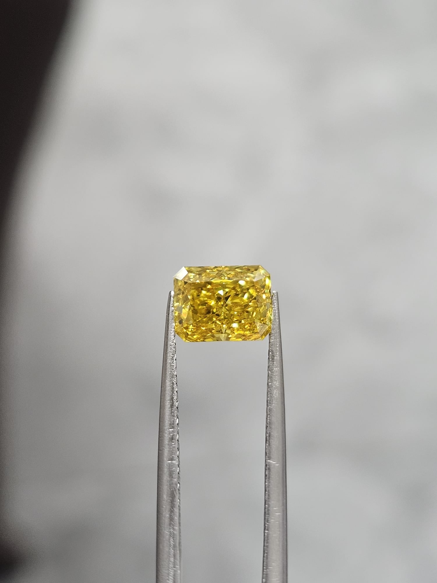 IGI 1.28CT RADIANT FANCY VIVID YELLOW VS1