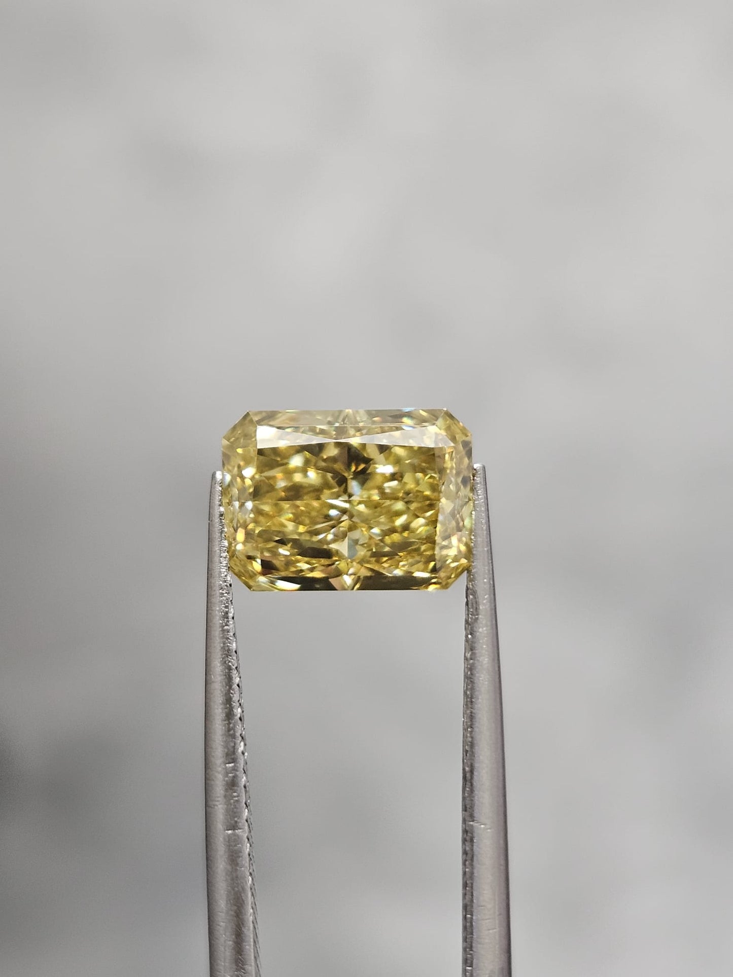 IGI 2.06CT RADIANT FANCY VIVID YELLOW VS1