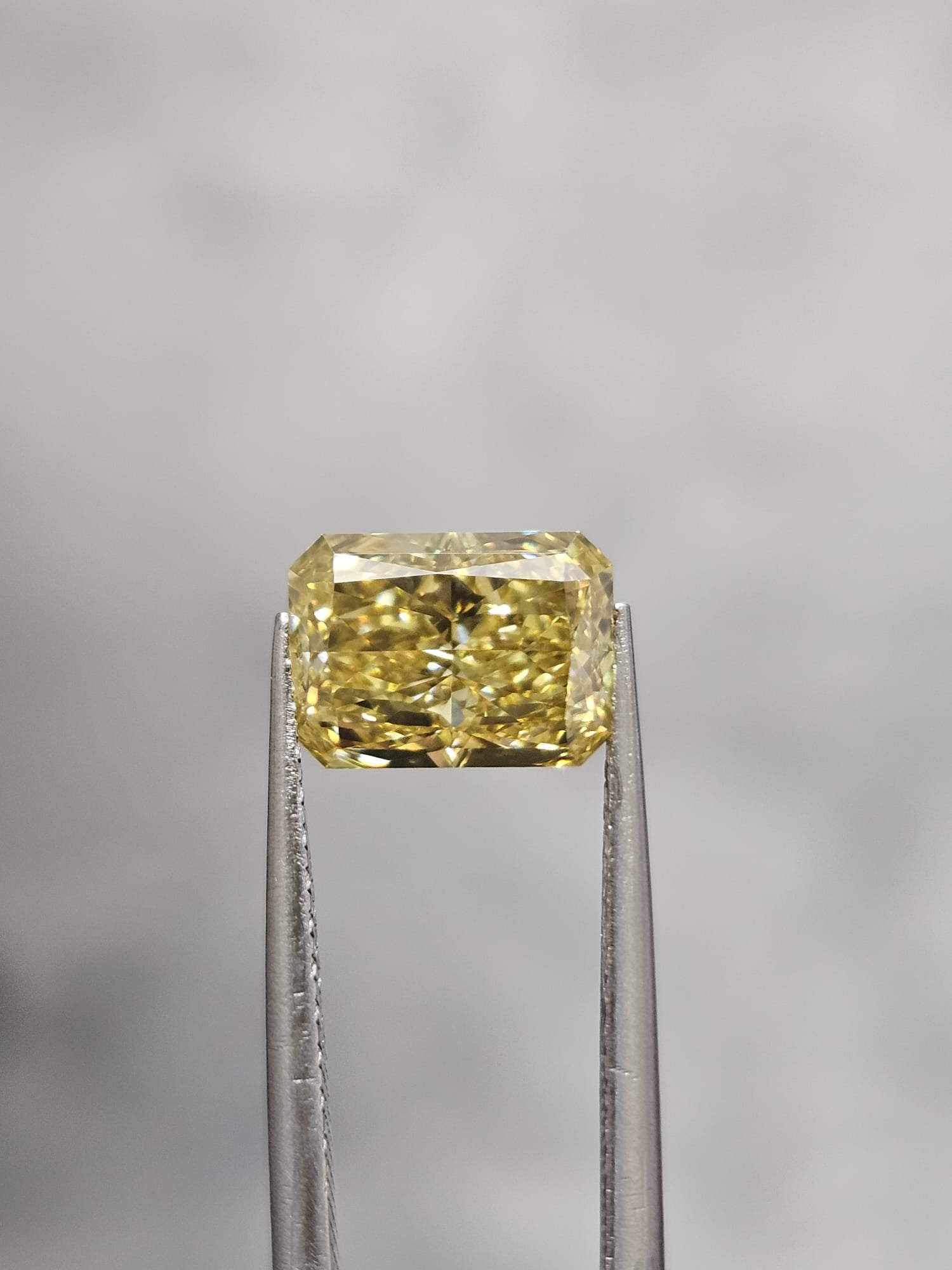 IGI 2.06CT RADIANT FANCY VIVID YELLOW VS1