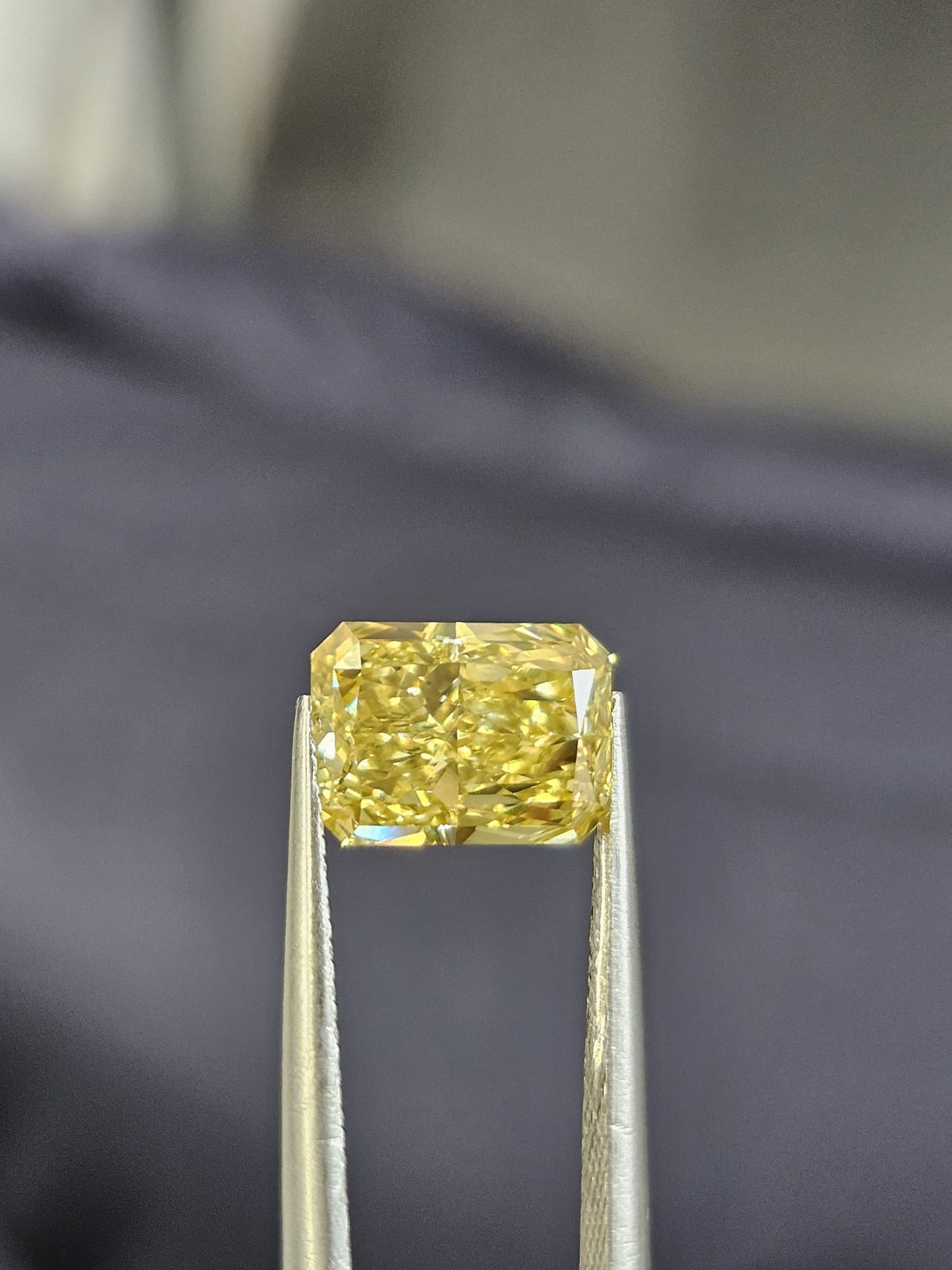 IGI 2.06CT RADIANT FANCY VIVID YELLOW VS1