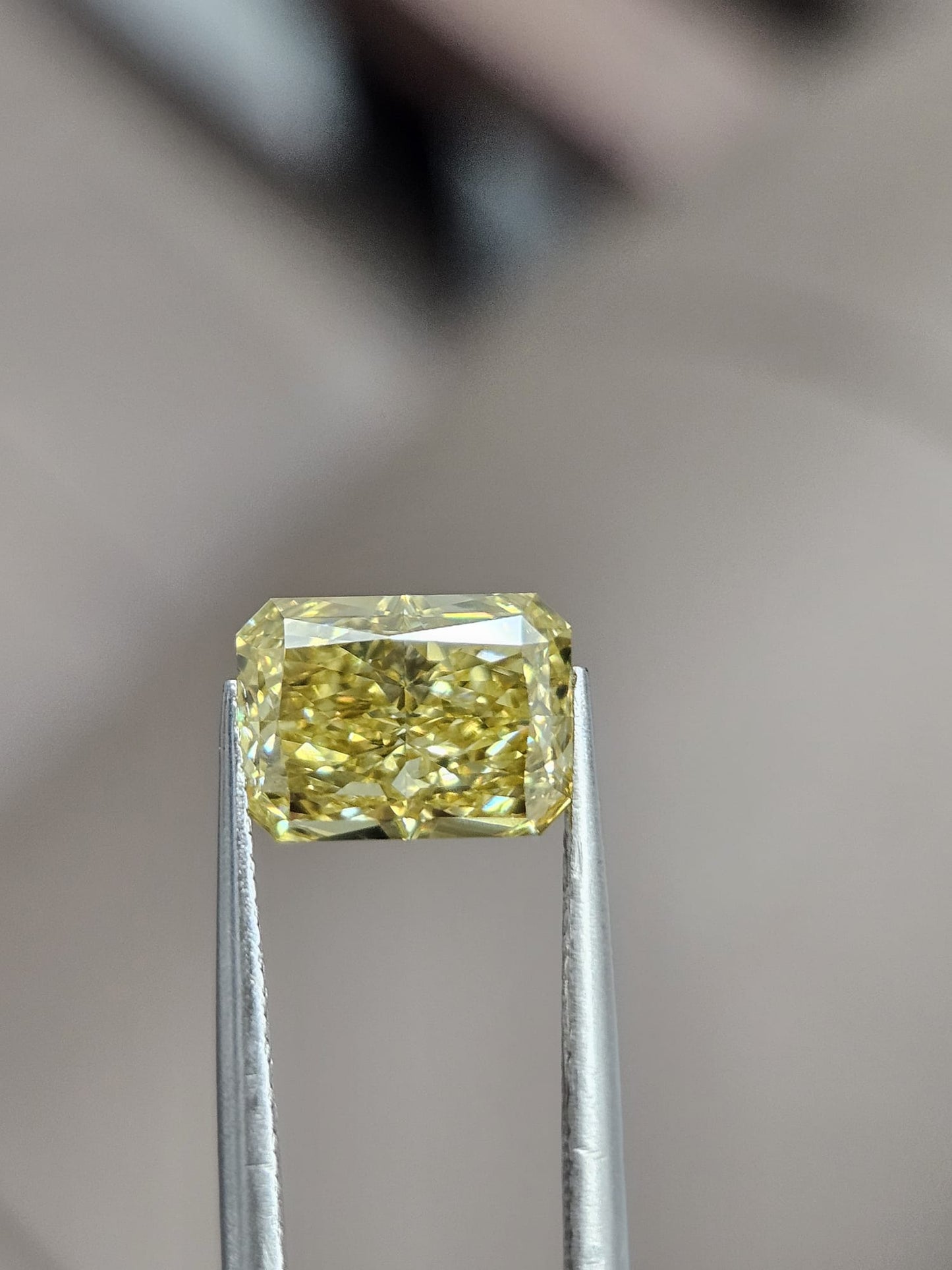 IGI 2.06CT RADIANT FANCY VIVID YELLOW VS1