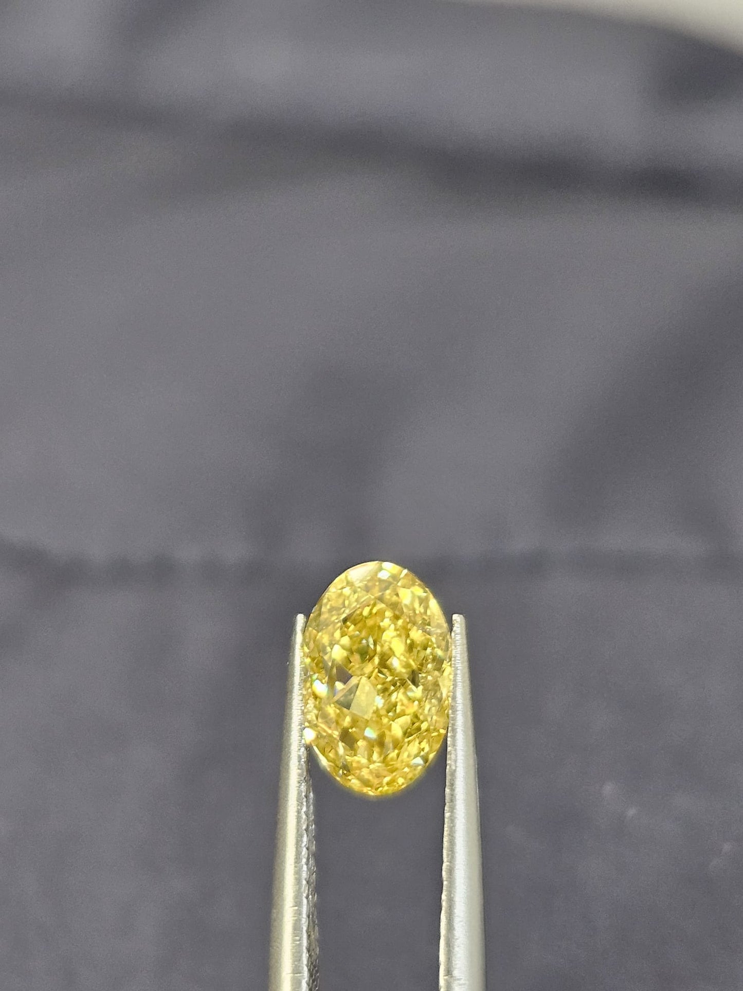 IGI 1.07CT OVAL FANCY VIVID YELLOW VVS2