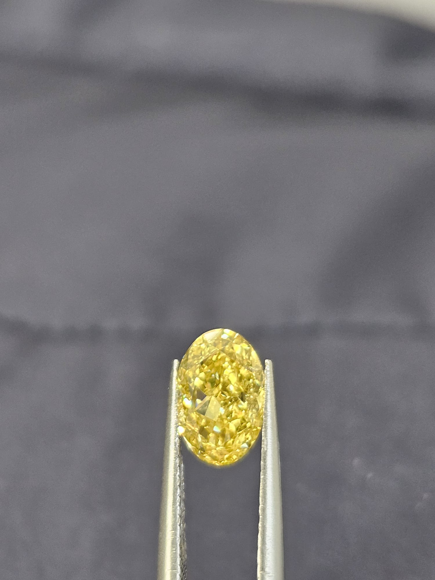 IGI 1.07CT OVAL FANCY VIVID YELLOW VVS2